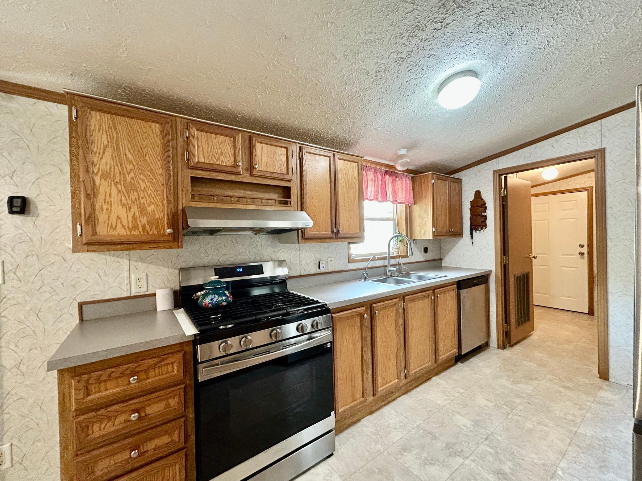2003 single family home for sale at 904 Ordway Street in Tower City, ND — 4 bed, 2 bath (photo 17 of 51)