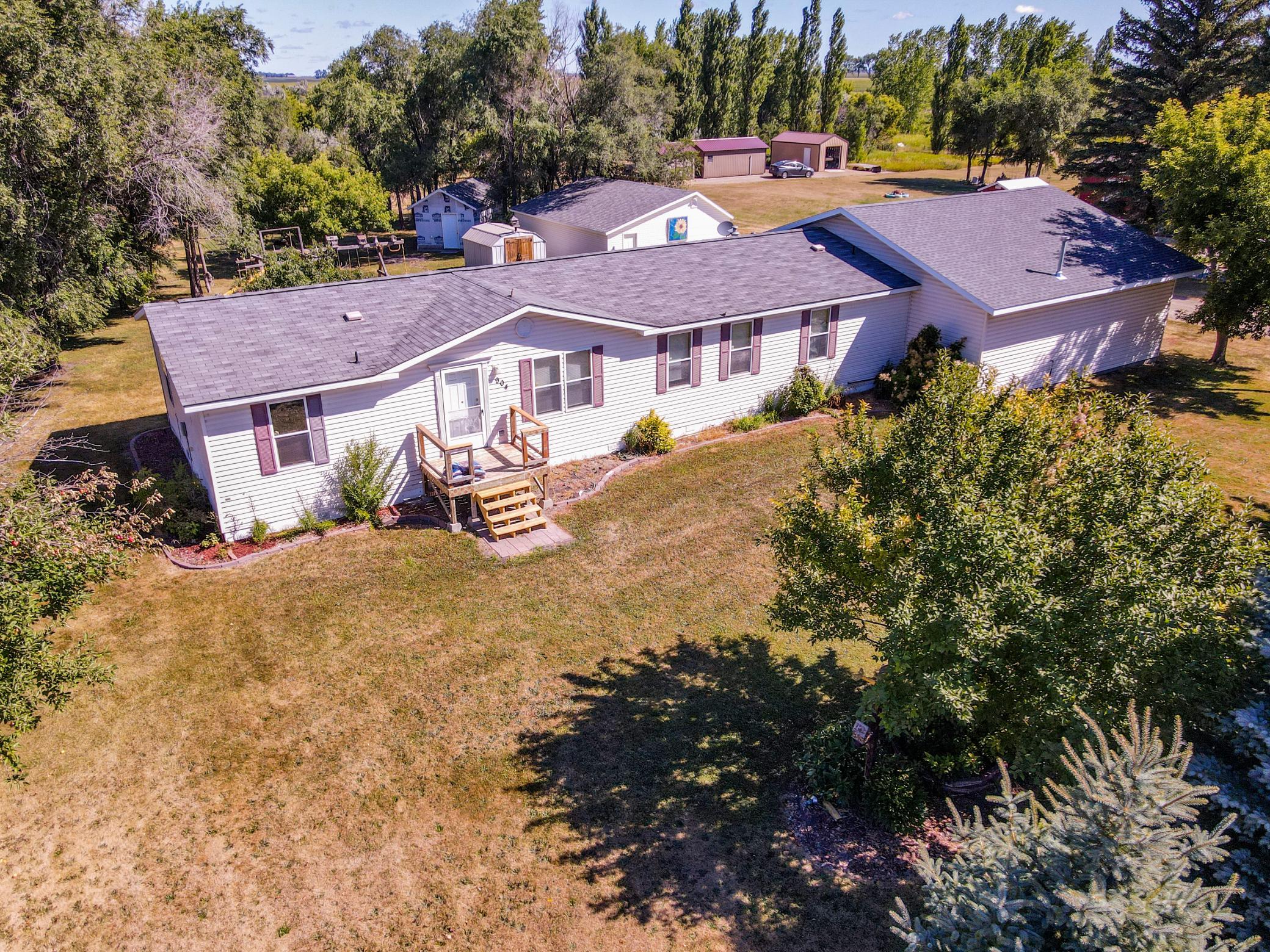 2003 single family home for sale at 904 Ordway Street in Tower City, ND — 4 bed, 2 bath (photo 3 of 51)