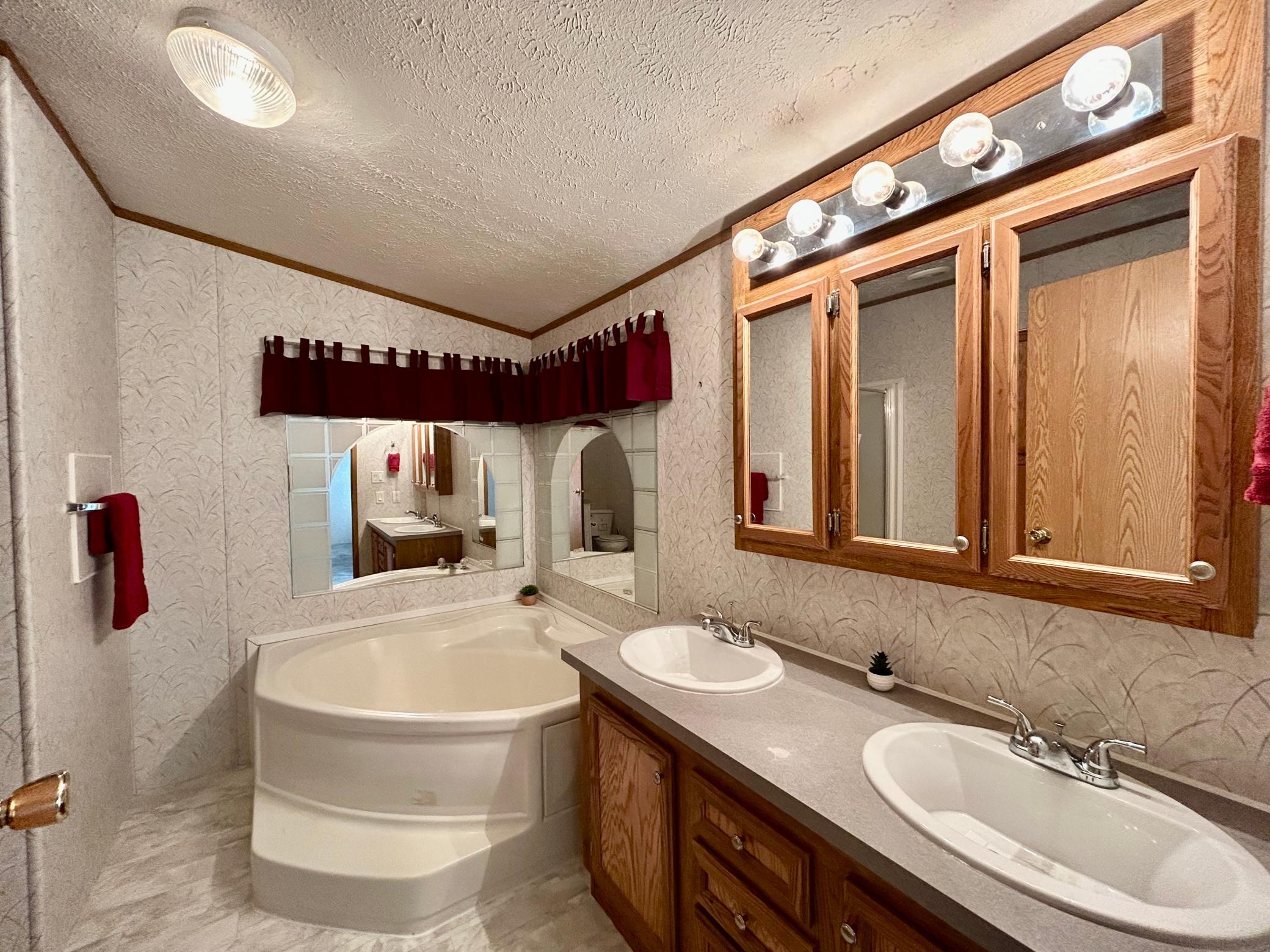 2003 single family home for sale at 904 Ordway Street in Tower City, ND — 4 bed, 2 bath (photo 31 of 51)