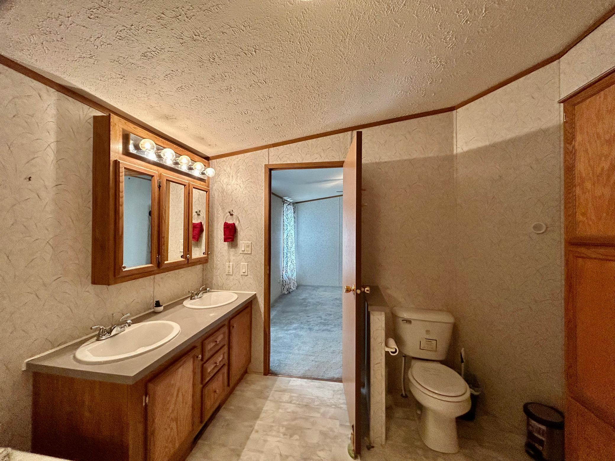 2003 single family home for sale at 904 Ordway Street in Tower City, ND — 4 bed, 2 bath (photo 32 of 51)