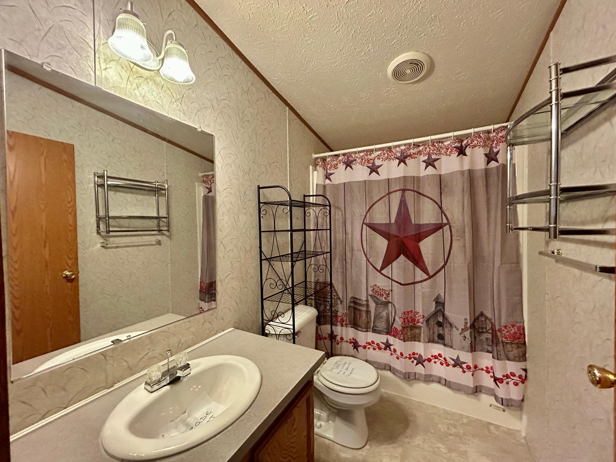 2003 single family home for sale at 904 Ordway Street in Tower City, ND — 4 bed, 2 bath (photo 37 of 51)