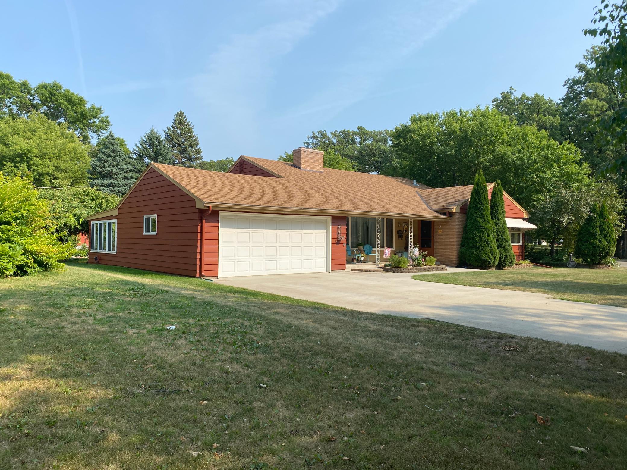 1963 single family home for sale at 1119 Lake Street in Alexandria, MN — 4 bed, 3 bath (photo 2 of 27)
