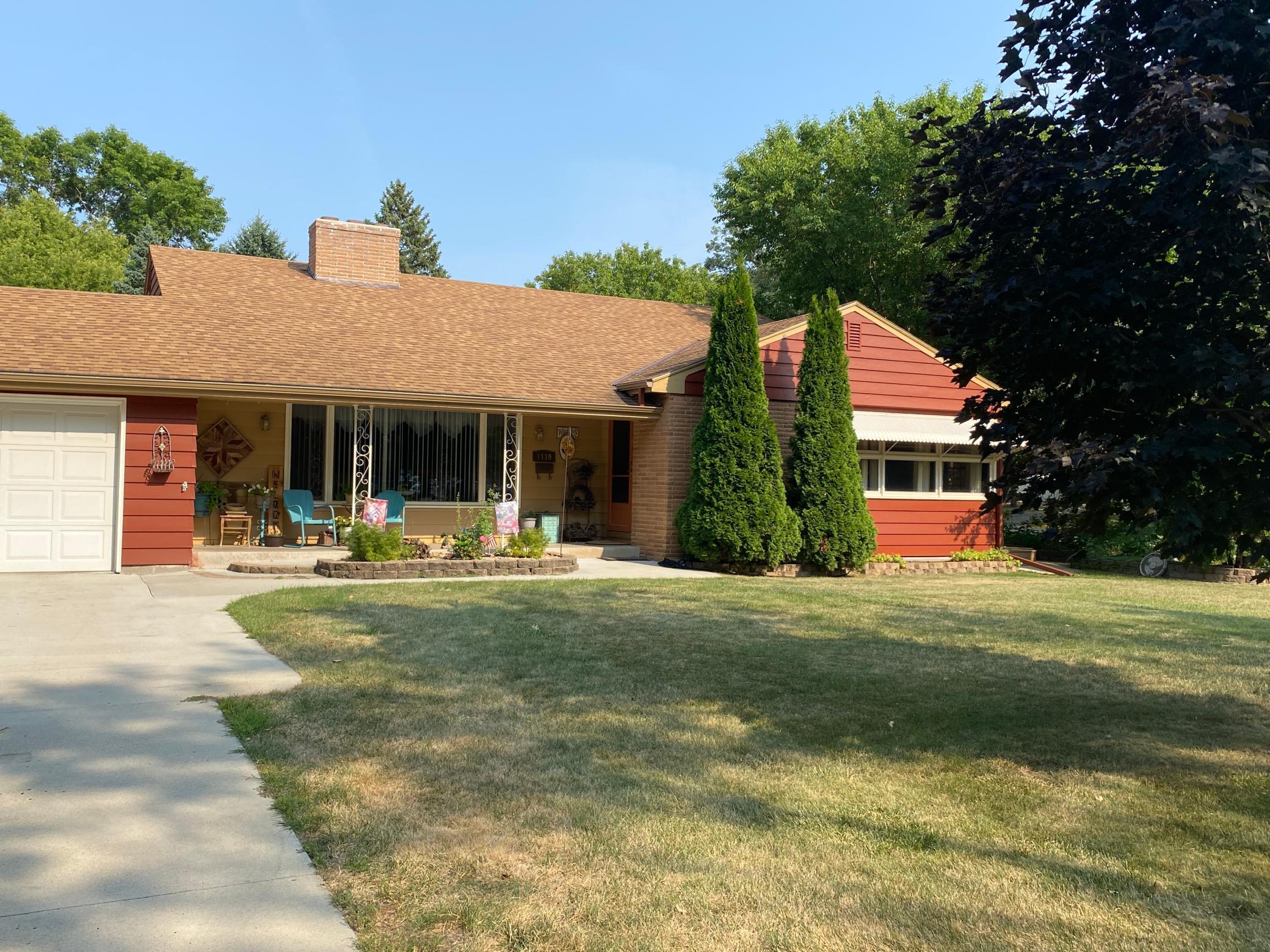 1963 single family home for sale at 1119 Lake Street in Alexandria, MN — 4 bed, 3 bath (photo 3 of 27)