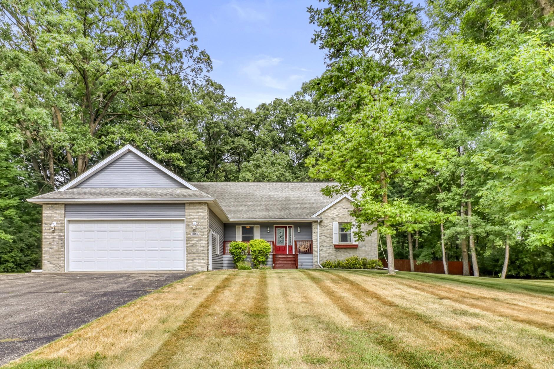 2007 single family home for sale at 1084 Timber Drive in Detroit Lakes, MN — 5 bed, 3 bath (photo 2 of 63)