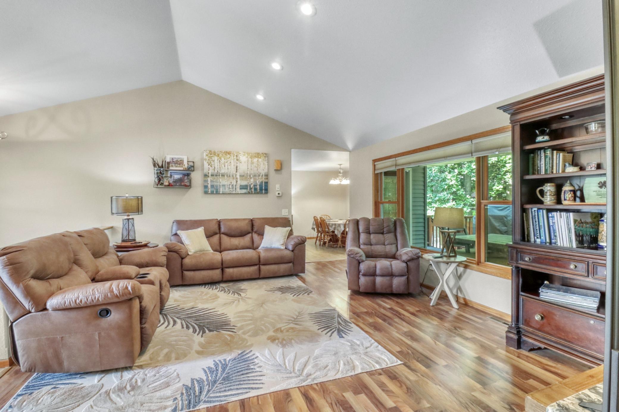 2007 single family home for sale at 1084 Timber Drive in Detroit Lakes, MN — 5 bed, 3 bath (photo 12 of 63)