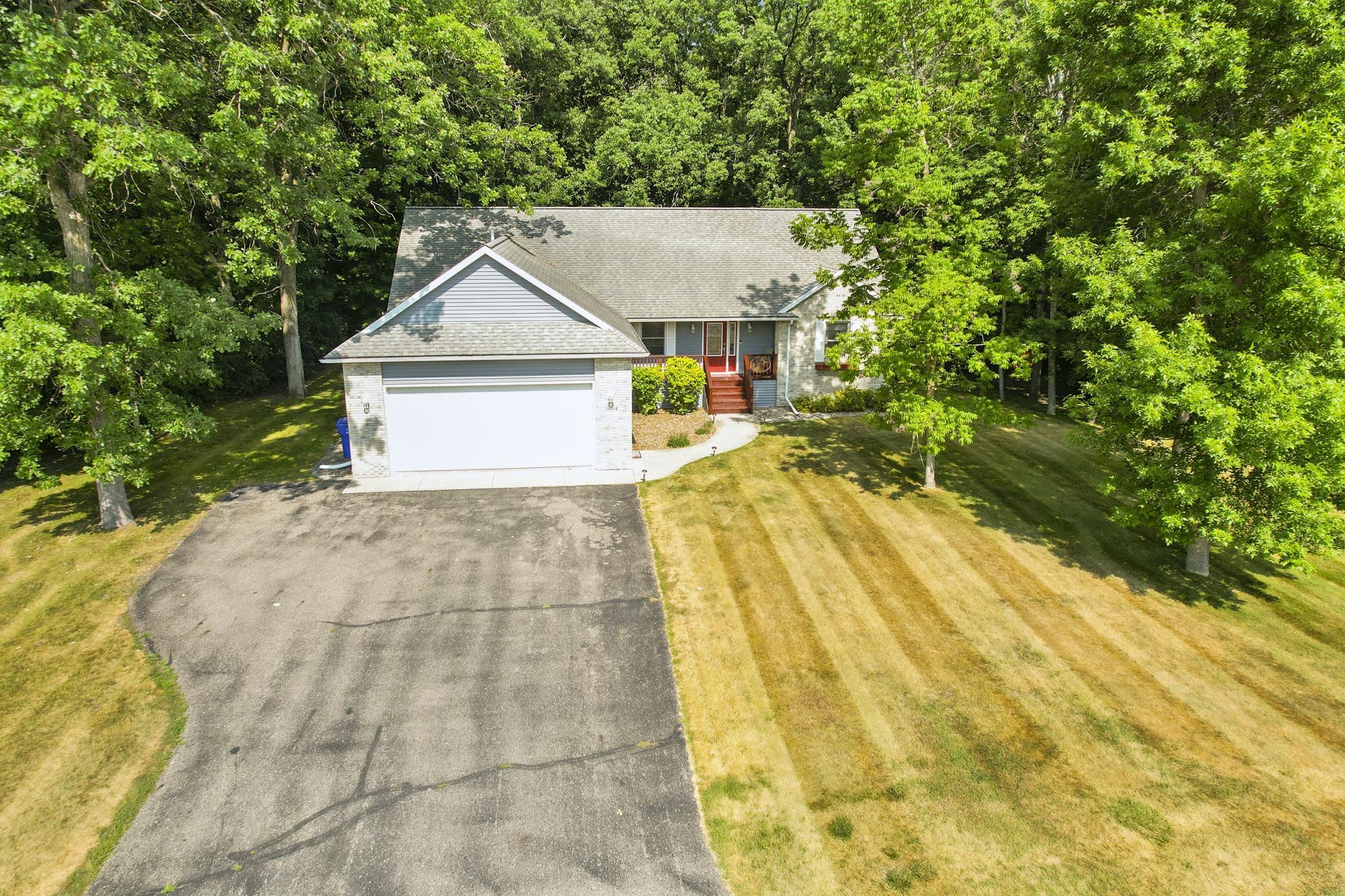 2007 single family home for sale at 1084 Timber Drive in Detroit Lakes, MN — 5 bed, 3 bath (photo 4 of 63)
