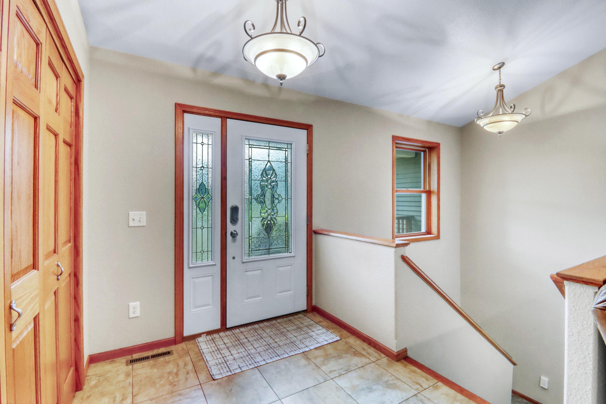 2007 single family home for sale at 1084 Timber Drive in Detroit Lakes, MN — 5 bed, 3 bath (photo 9 of 63)