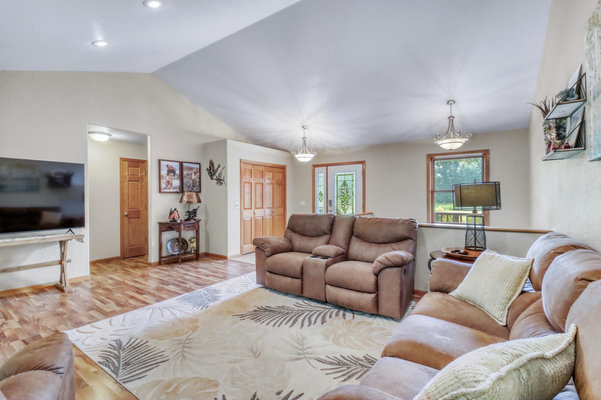2007 single family home for sale at 1084 Timber Drive in Detroit Lakes, MN — 5 bed, 3 bath (photo 10 of 63)