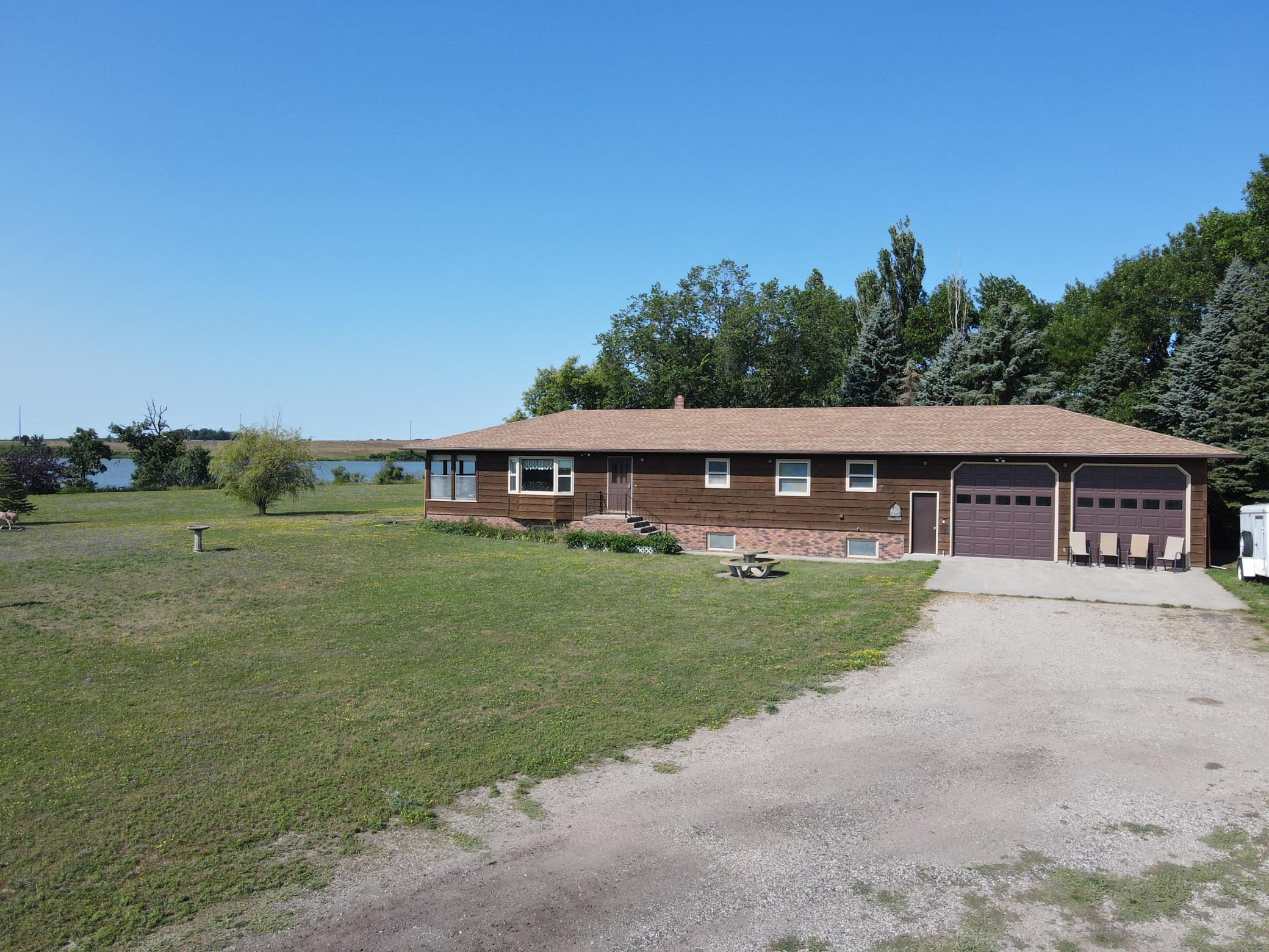 1986 single family home for sale at 2814 Pebble Lake Road in Fergus Falls, MN — 2 bed, 2 bath (photo 19 of 82)
