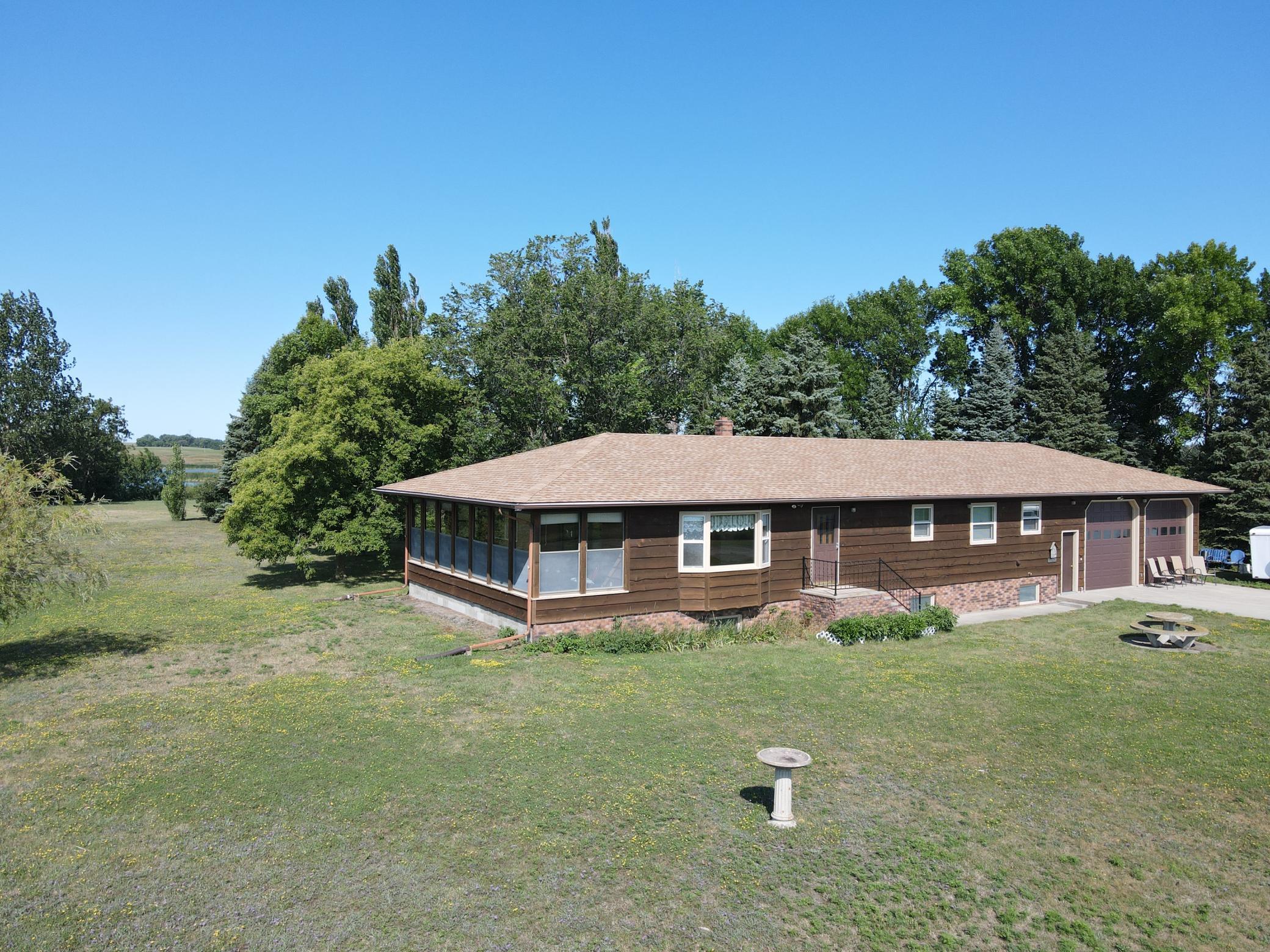 1986 single family home for sale at 2814 Pebble Lake Road in Fergus Falls, MN — 2 bed, 2 bath (photo 20 of 82)