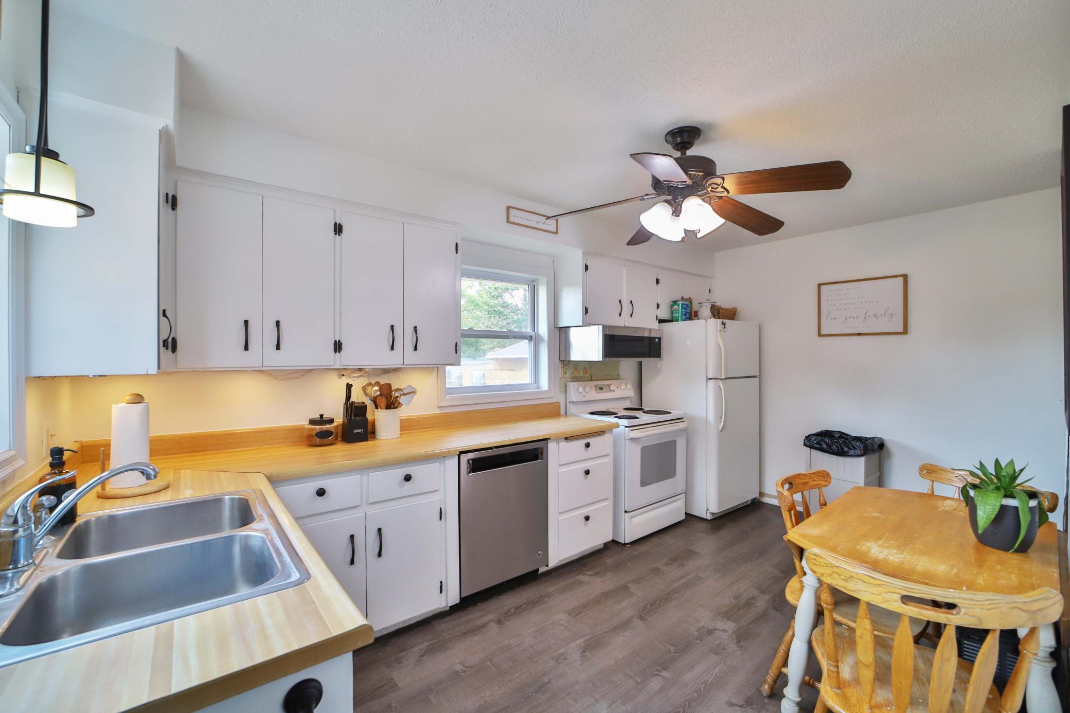 1960 single family home for sale at 1015 13th Avenue NE in Brainerd, MN — 5 bed, 1 bath (photo 2 of 44)