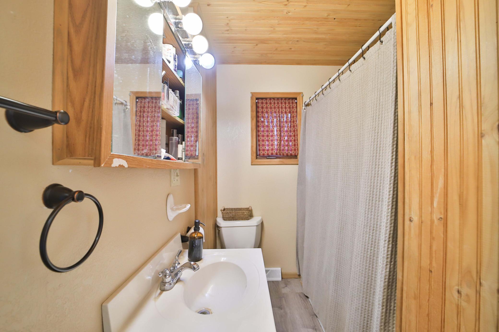 1960 single family home for sale at 1015 13th Avenue NE in Brainerd, MN — 5 bed, 1 bath (photo 13 of 44)