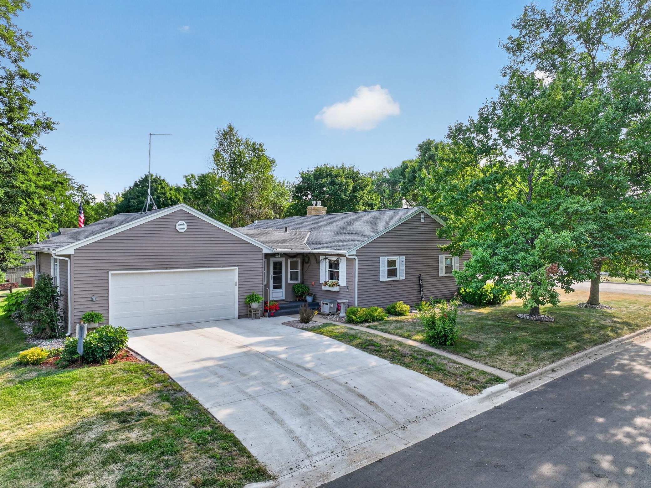 1950 single family home for sale at 1401 Bryant Street in Alexandria, MN — 3 bed, 2 bath (photo 2 of 46)