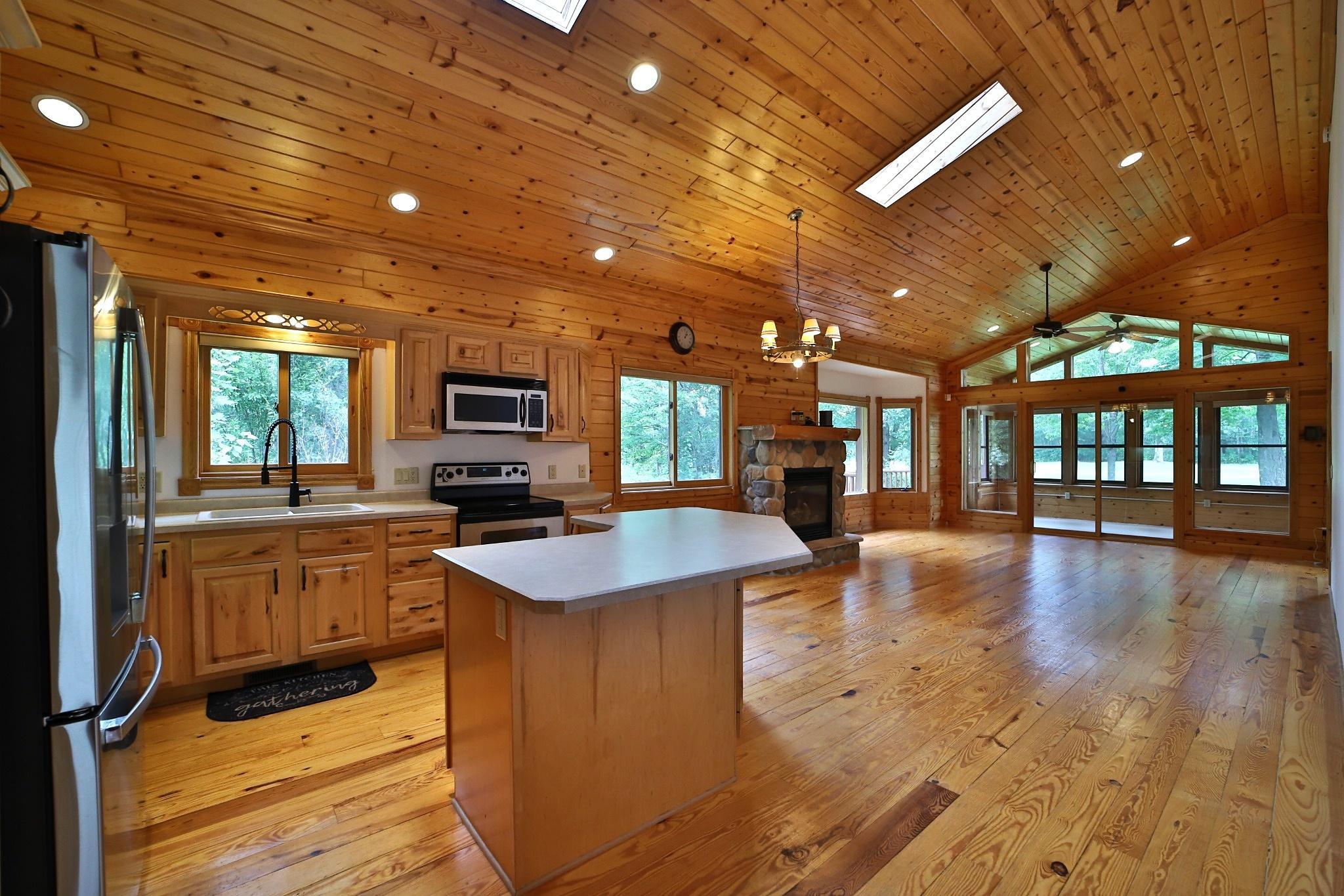 2000 home for sale at 39916 Par West Drive in Emily, MN — 2 bed, 2 bath (photo 2 of 38)
