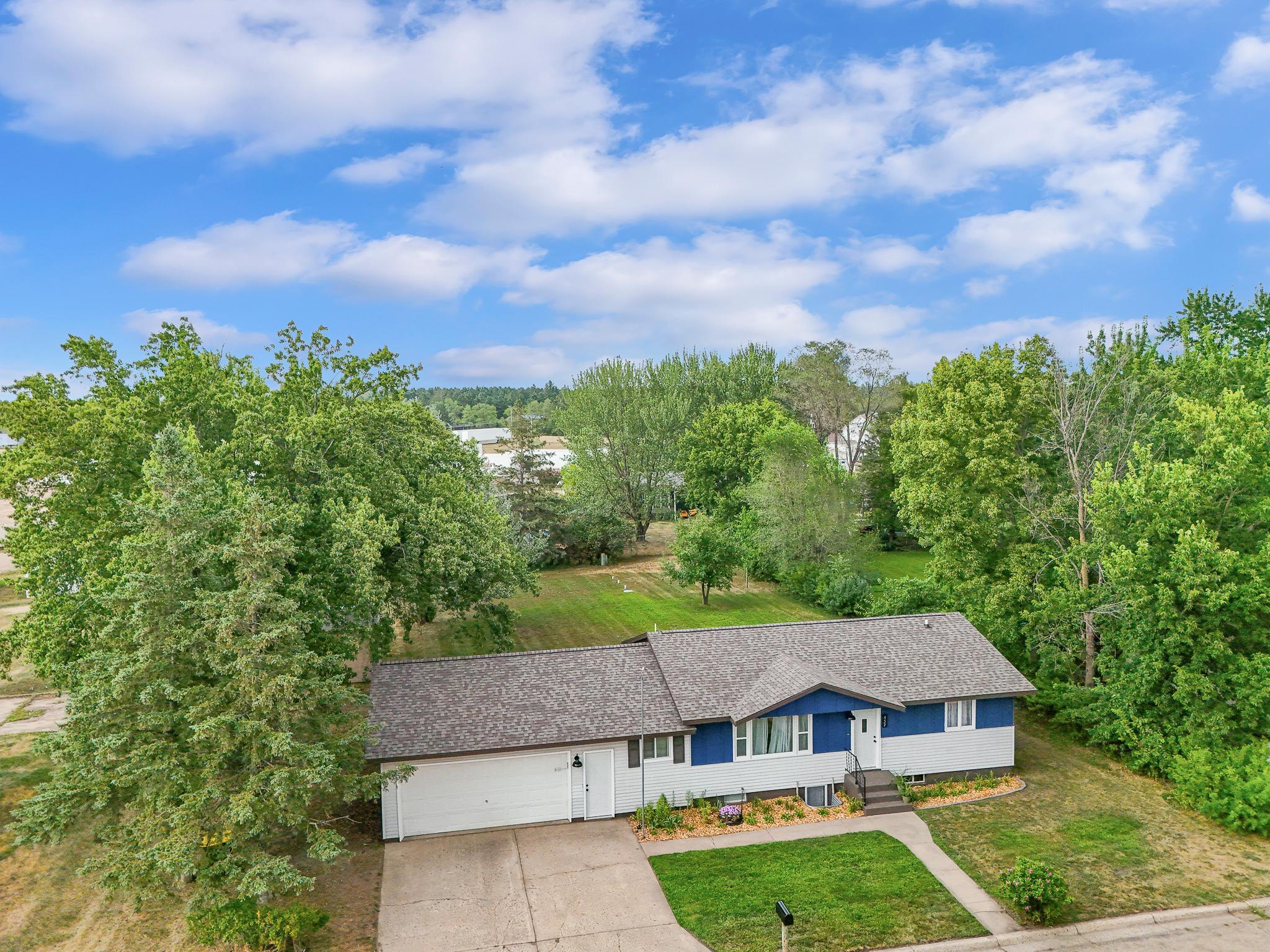 1976 single family home for sale at 452 4th St NW in Perham, MN — 3 bed, 2 bath (photo 3 of 46)