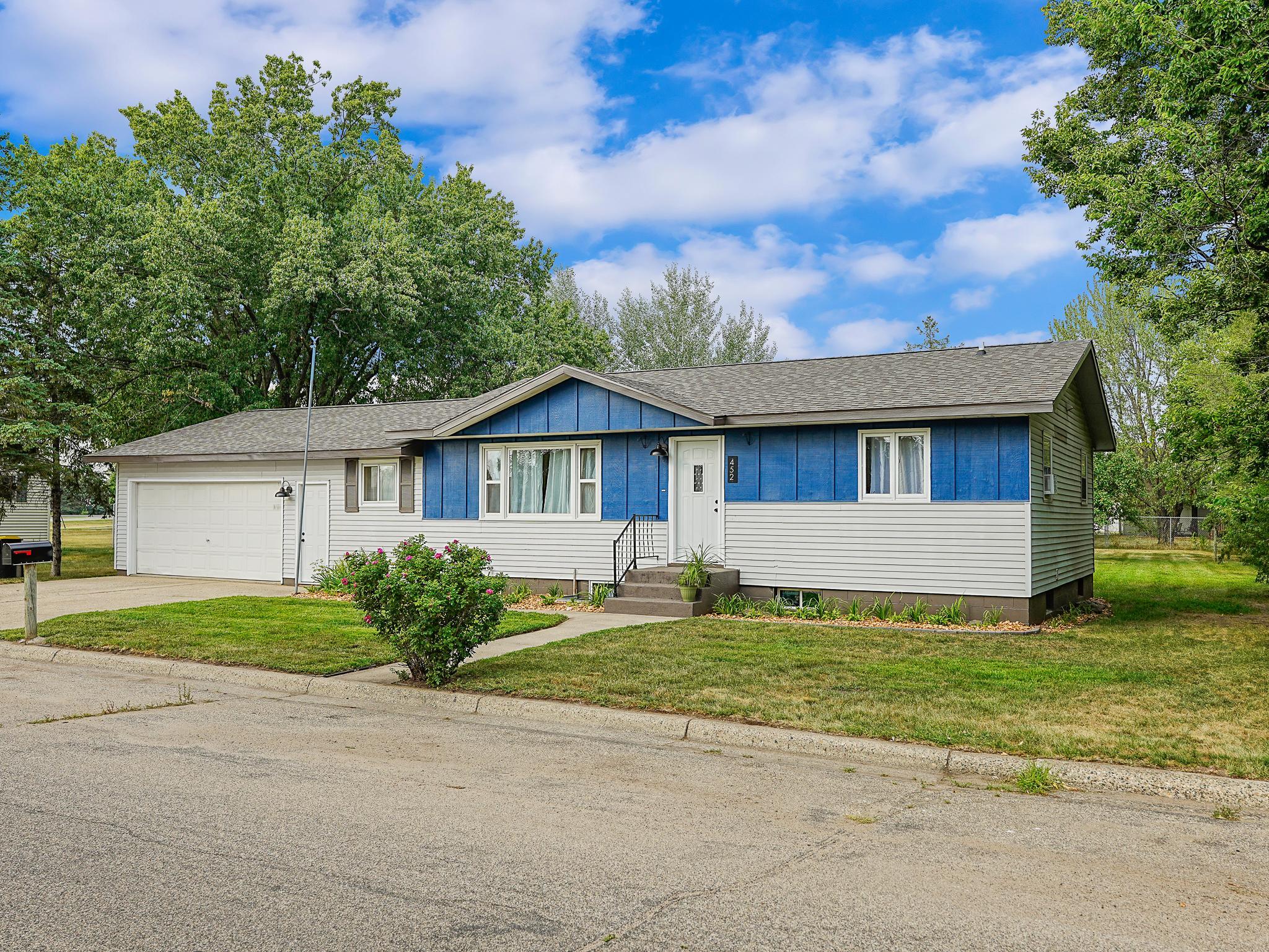 1976 single family home for sale at 452 4th St NW in Perham, MN — 3 bed, 2 bath (photo 7 of 46)
