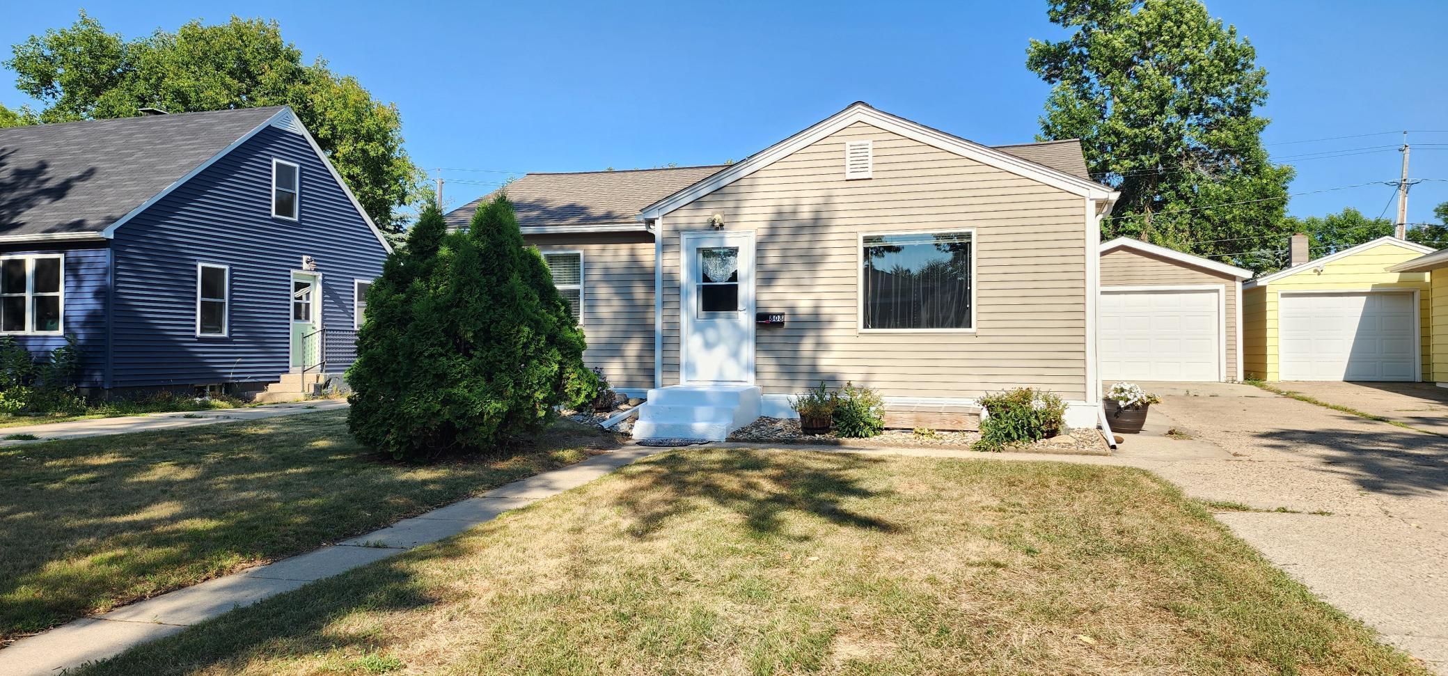 1950 single family home for sale at 808 5th Street NE in Staples, MN — 4 bed, 2 bath (photo 2 of 26)