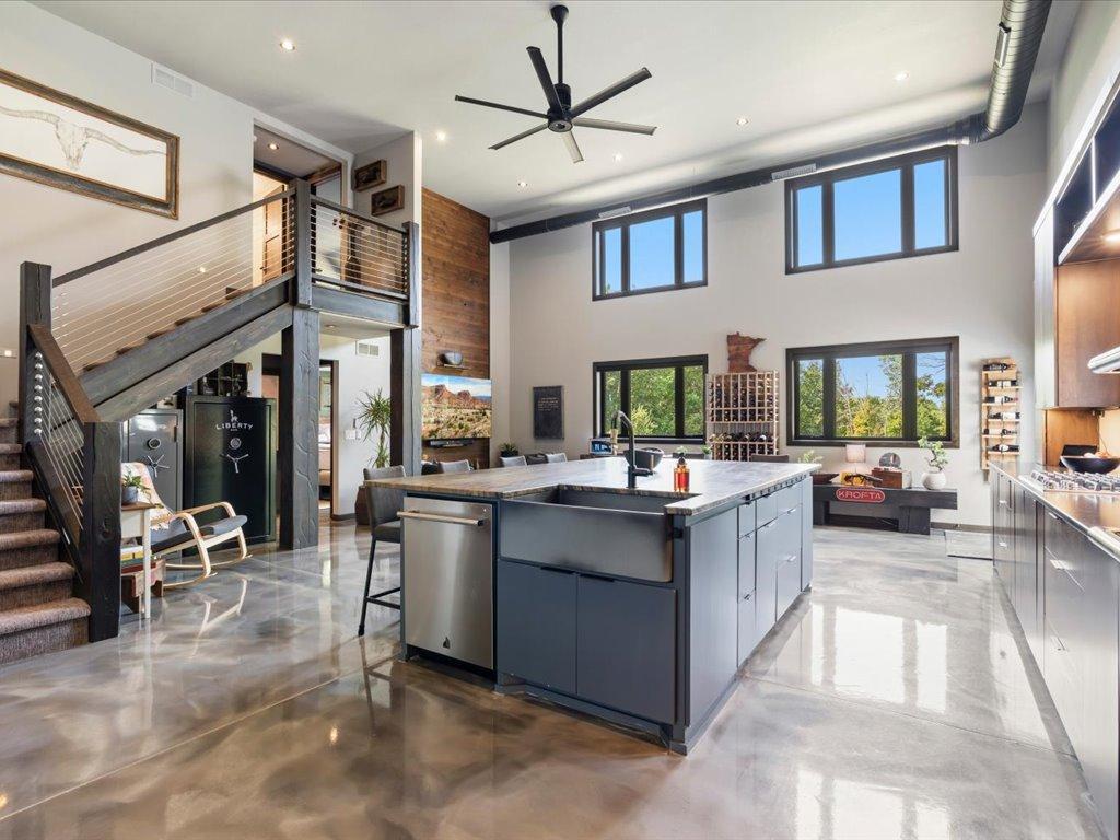 2022 single family home for sale at 6847 Thesing Road in Brainerd, MN — 3 bed, 2 bath (photo 5 of 68)