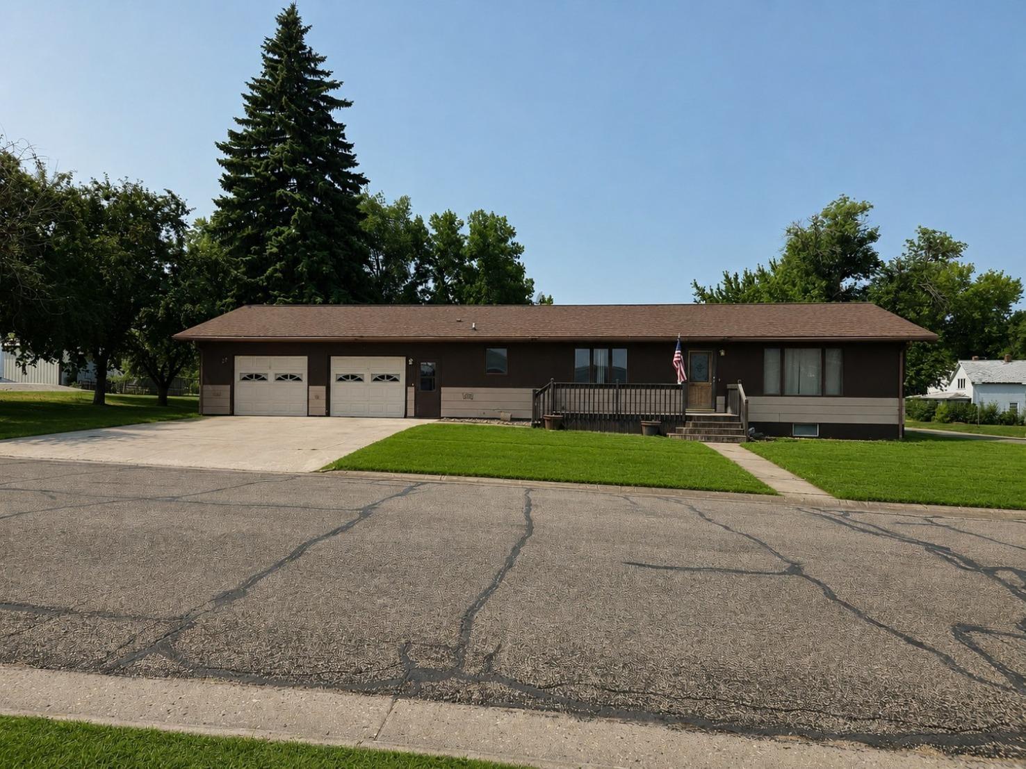 1982 single family home for sale at 121 & 407 4th & 2nd Street Avenue in Milnor, ND — 4 bed, 2 bath