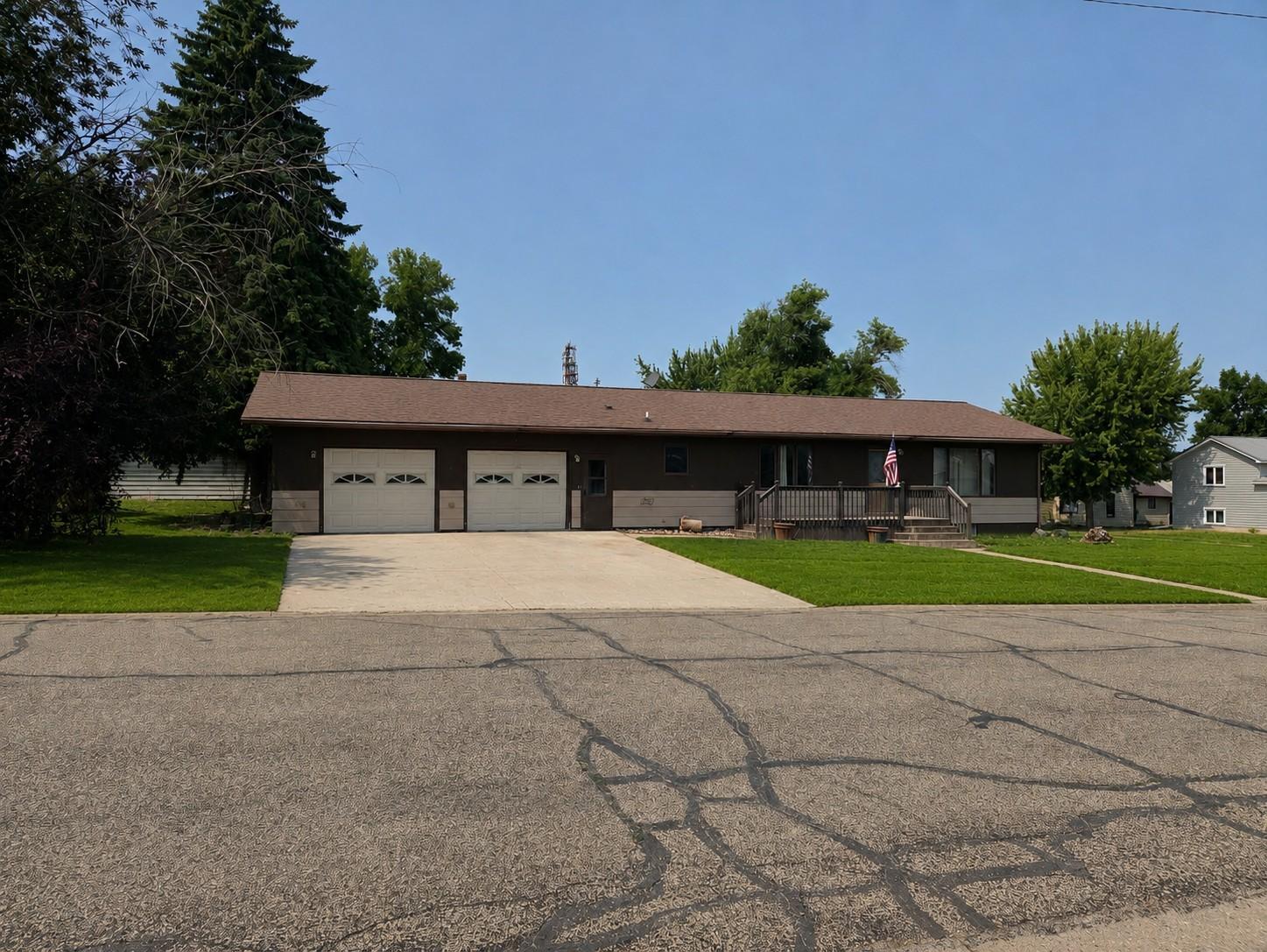 1982 single family home for sale at 121 & 407 4th & 2nd Street Avenue in Milnor, ND — 4 bed, 2 bath (photo 2 of 22)