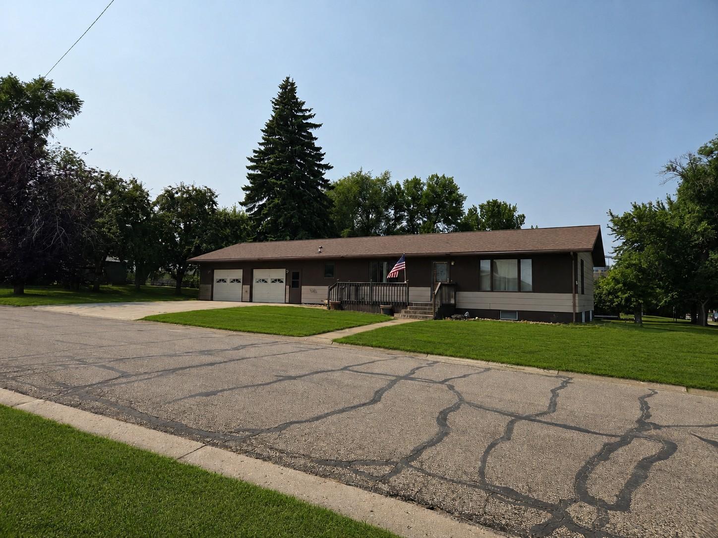 1982 single family home for sale at 121 & 407 4th & 2nd Street Avenue in Milnor, ND — 4 bed, 2 bath (photo 3 of 22)