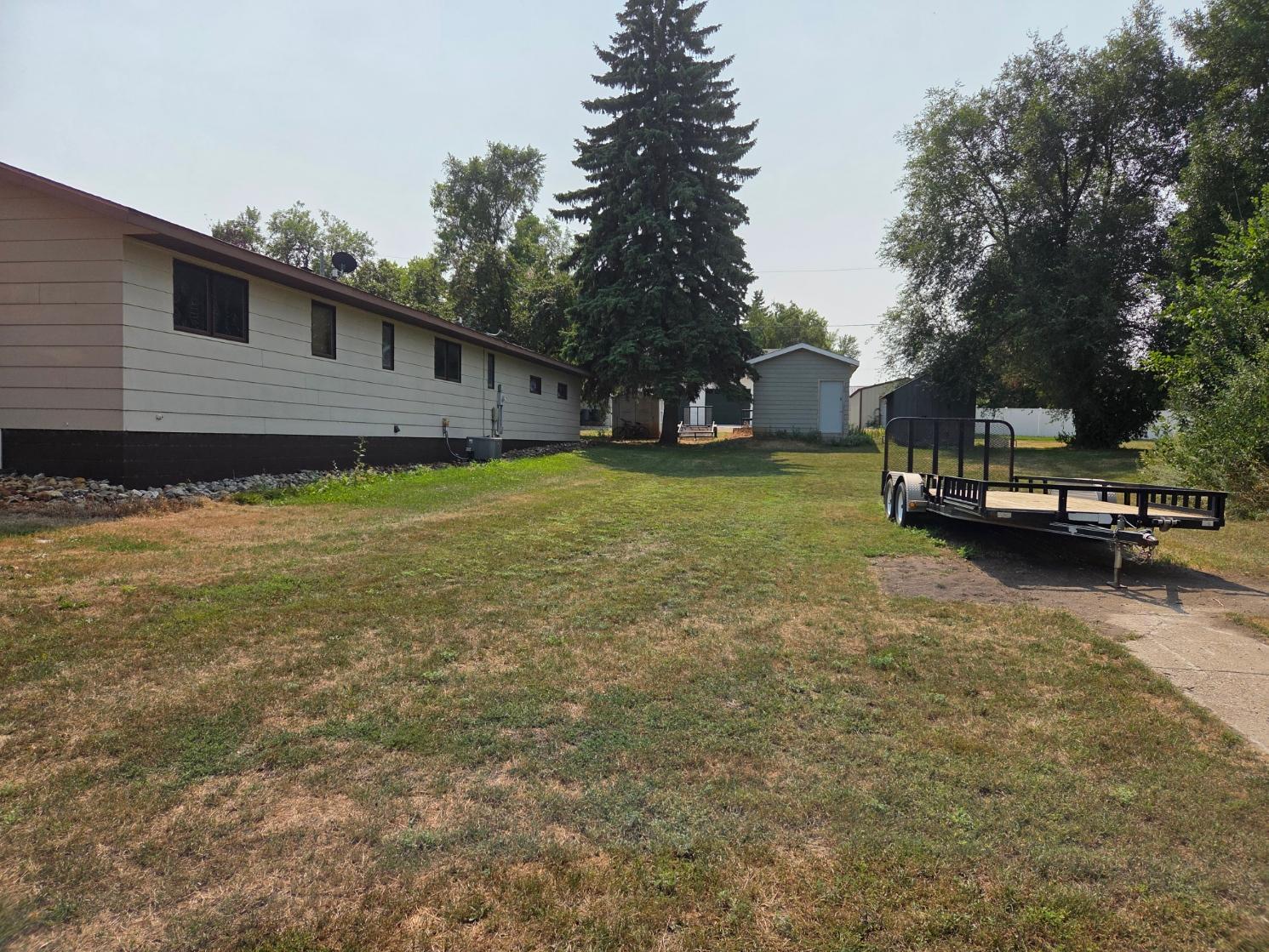 1982 single family home for sale at 121 & 407 4th & 2nd Street Avenue in Milnor, ND — 4 bed, 2 bath (photo 4 of 22)