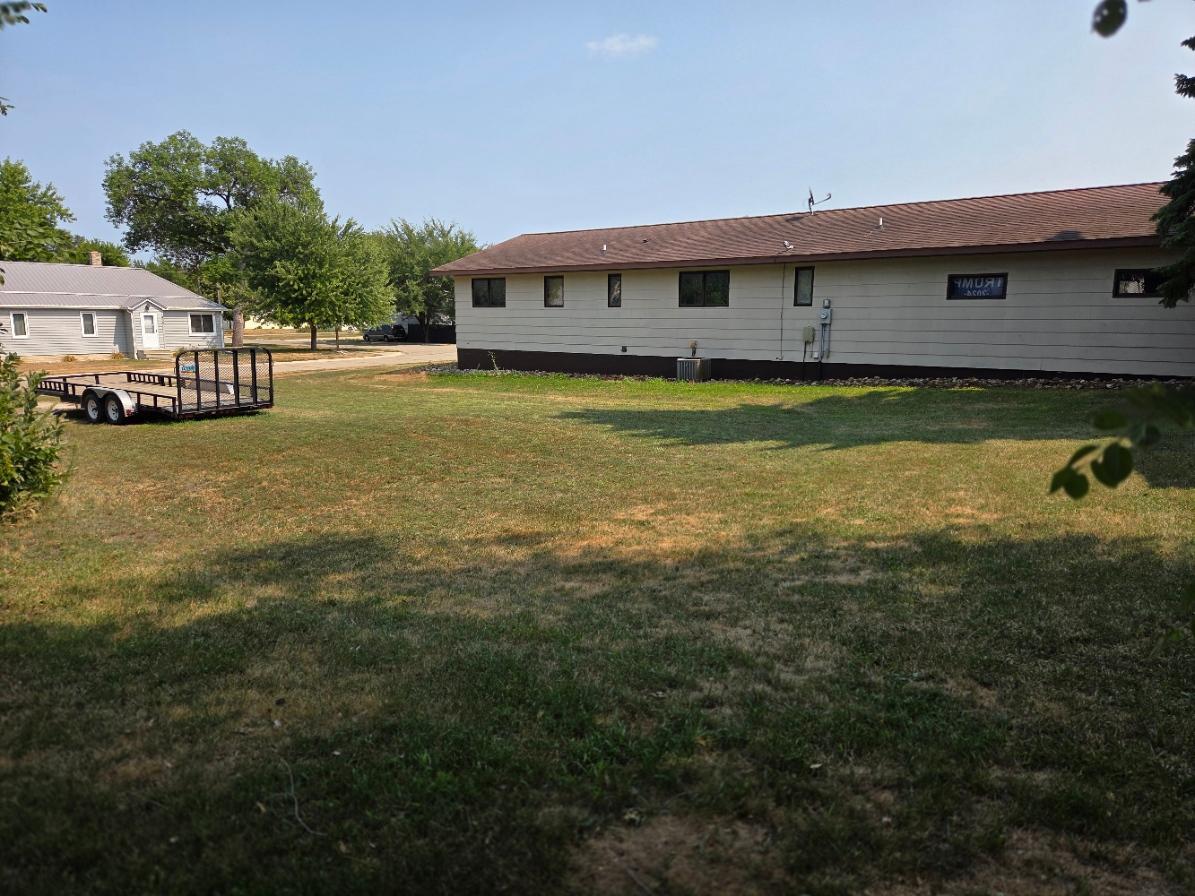 1982 single family home for sale at 121 & 407 4th & 2nd Street Avenue in Milnor, ND — 4 bed, 2 bath (photo 5 of 22)
