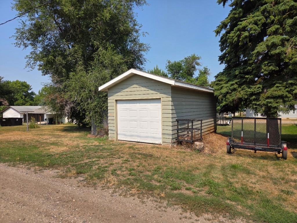 1982 single family home for sale at 121 & 407 4th & 2nd Street Avenue in Milnor, ND — 4 bed, 2 bath (photo 6 of 22)