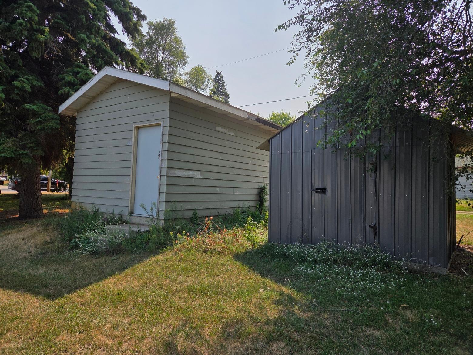1982 single family home for sale at 121 & 407 4th & 2nd Street Avenue in Milnor, ND — 4 bed, 2 bath (photo 7 of 22)