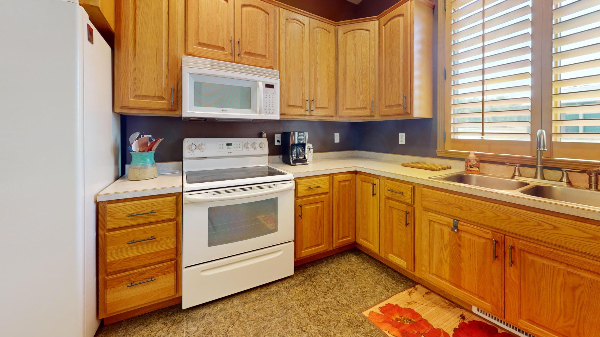 2003 twin home for sale at 1832 Nodaway Drive in Detroit Lakes, MN — 3 bed, 3 bath (photo 10 of 51)
