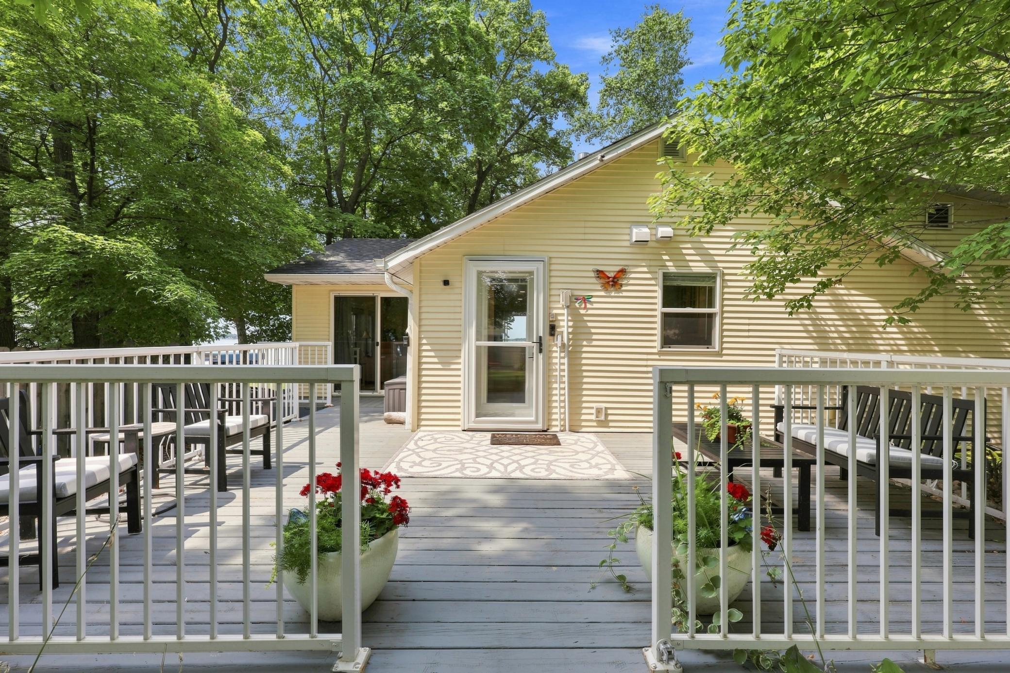 1936 single family home for sale at 1244 E Shore Drive in Detroit Lakes, MN — 3 bed, 3 bath (photo 2 of 45)