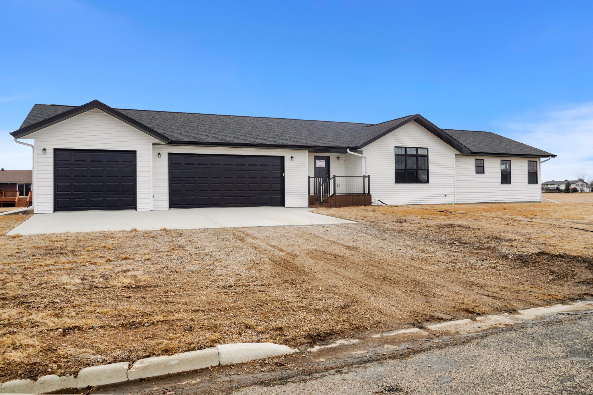 208 4th st NW, Gwinner ND 58040 - Photo 2 of 31