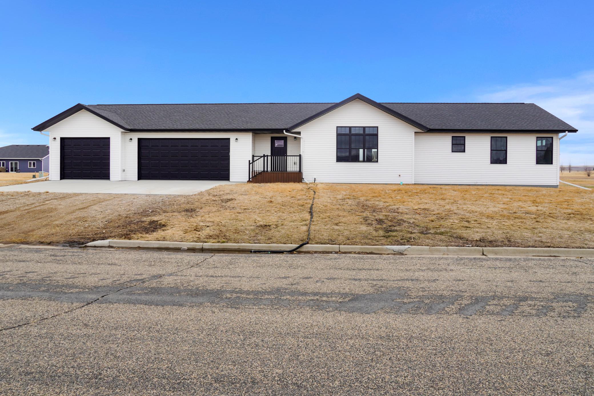 208 4th st NW, Gwinner ND 58040 - Photo 3 of 31