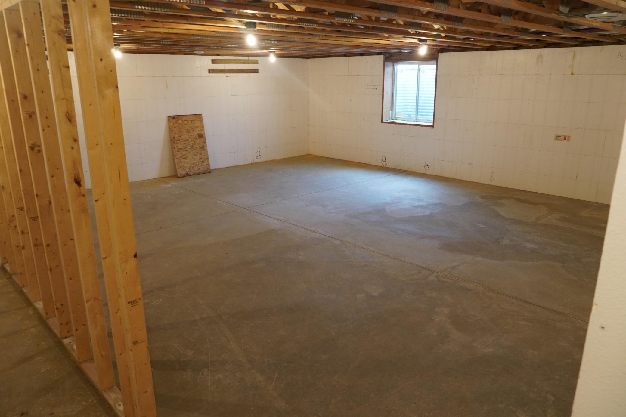 208 4th st NW, Gwinner ND 58040 - Photo 28 of 31