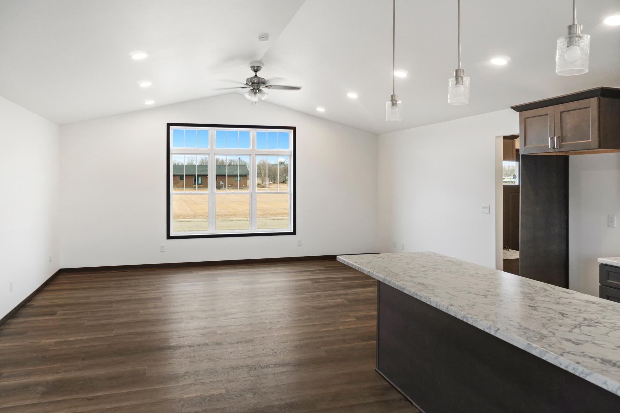 208 4th st NW, Gwinner ND 58040 - Photo 5 of 31