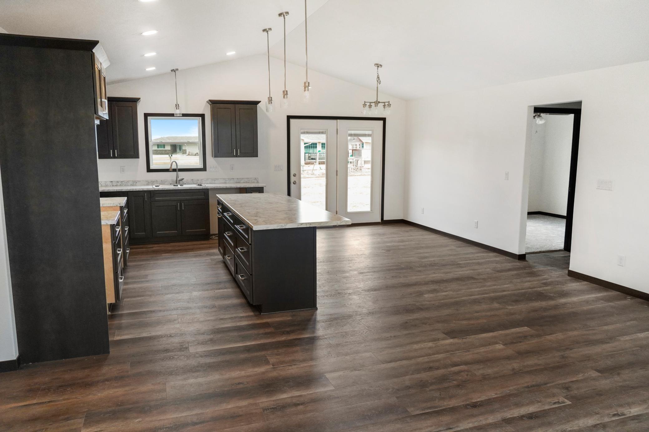 208 4th st NW, Gwinner ND 58040 - Photo 7 of 31