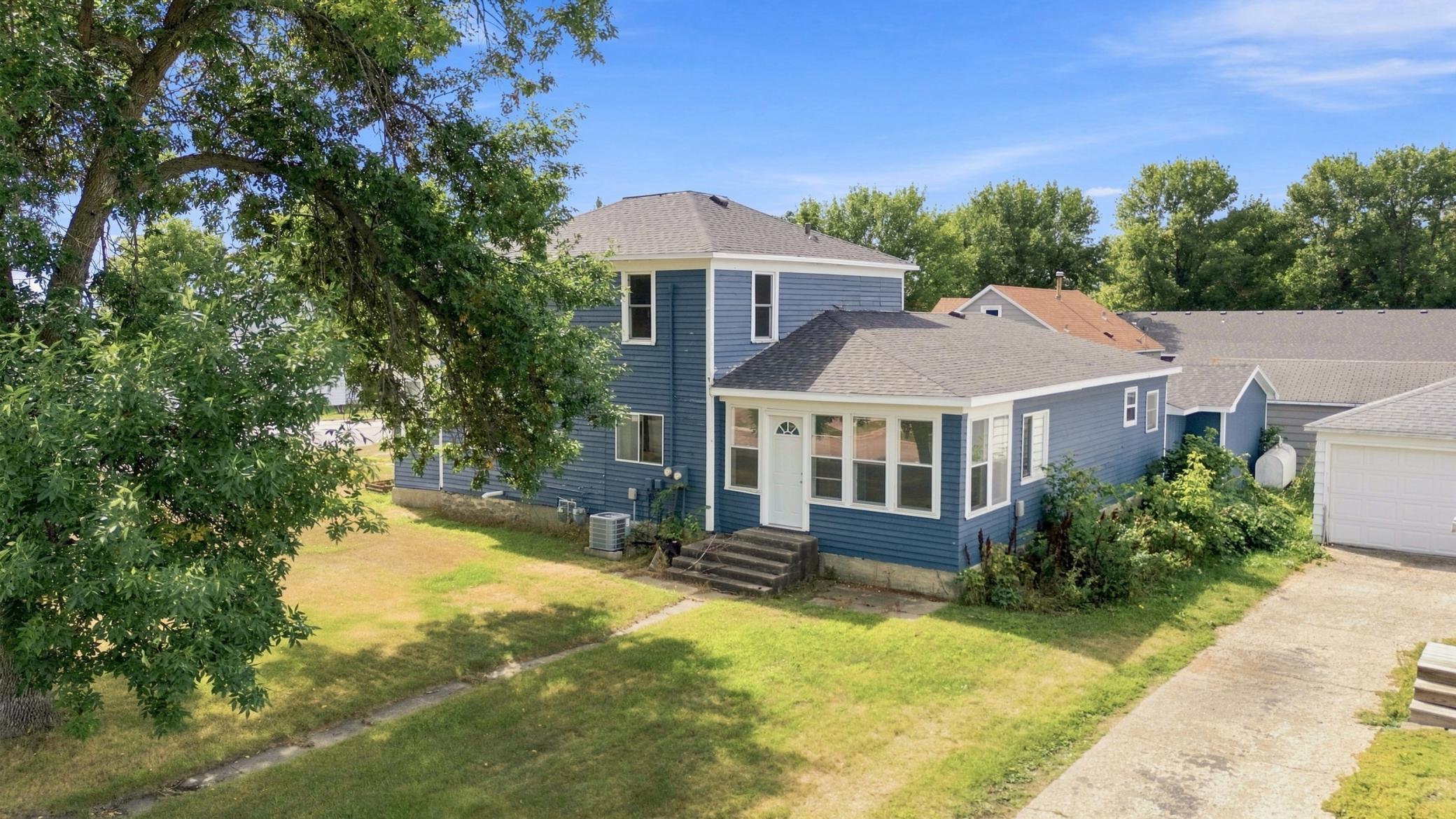 1900 single family home for sale at 802 Hobart Street in Hawley, MN — 4 bed, 2 bath (photo 3 of 36)