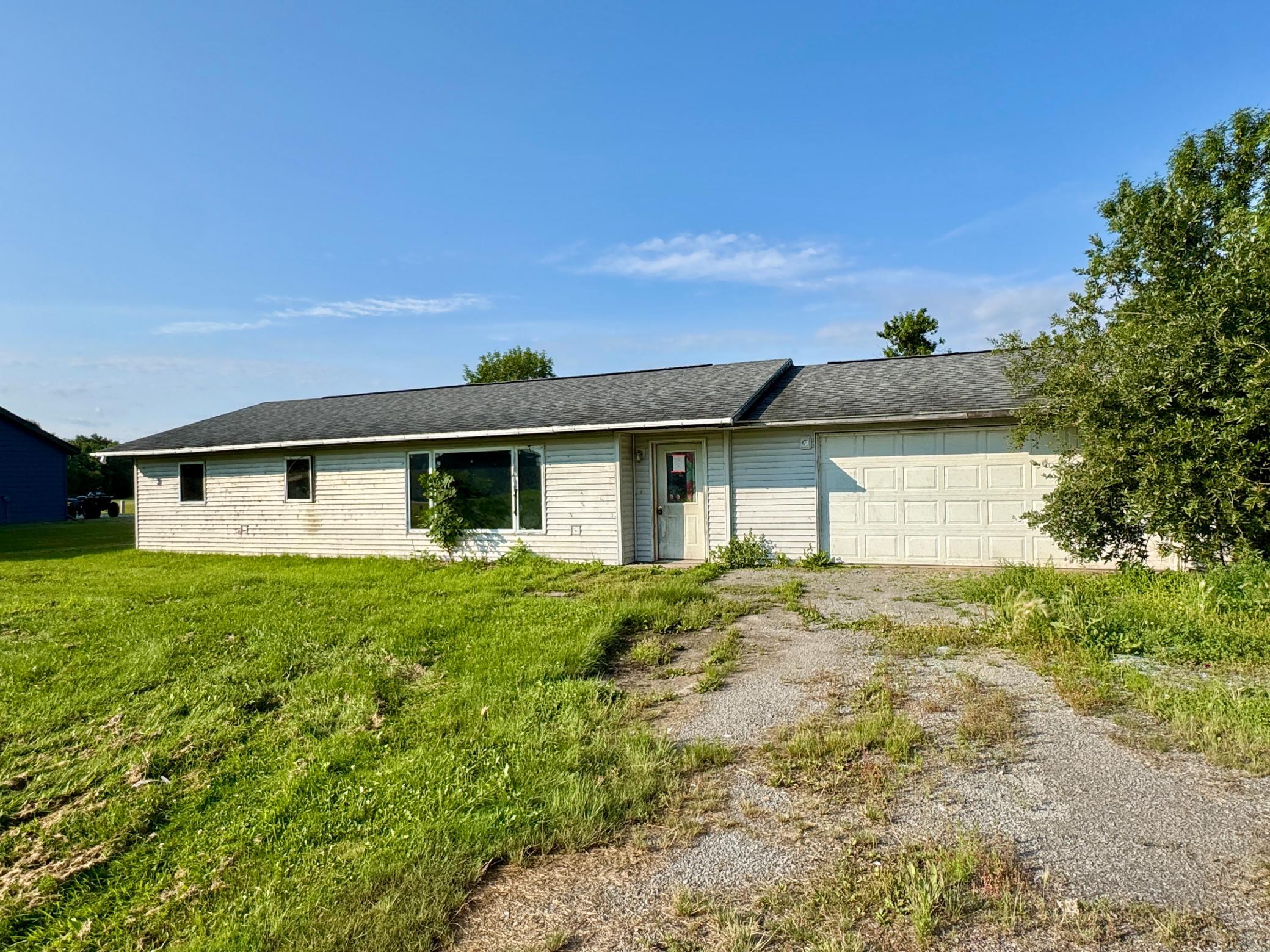 1987 single family home for sale at 233 Oak Road in Warroad, MN — 3 bed, 2 bath (photo 2 of 11)