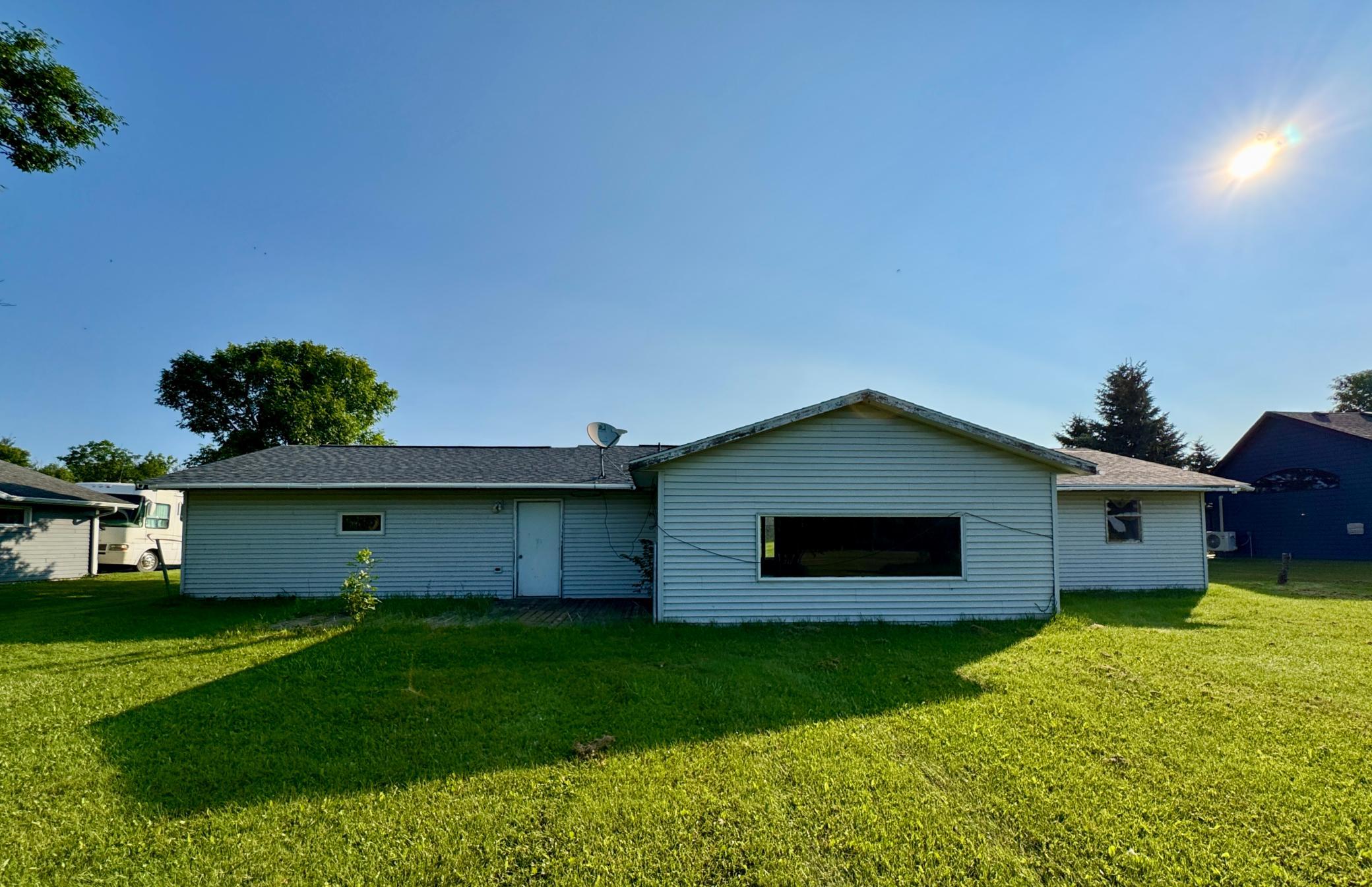 1987 single family home for sale at 233 Oak Road in Warroad, MN — 3 bed, 2 bath (photo 3 of 11)