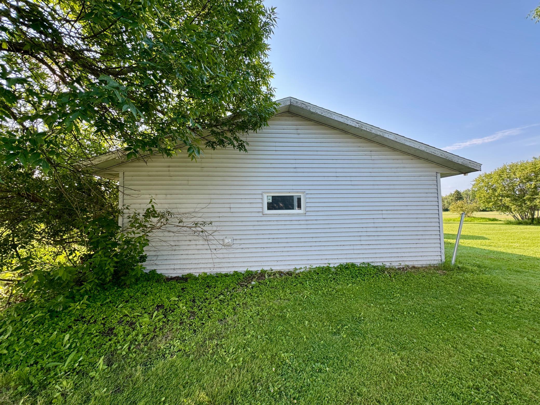 1987 single family home for sale at 233 Oak Road in Warroad, MN — 3 bed, 2 bath (photo 4 of 11)