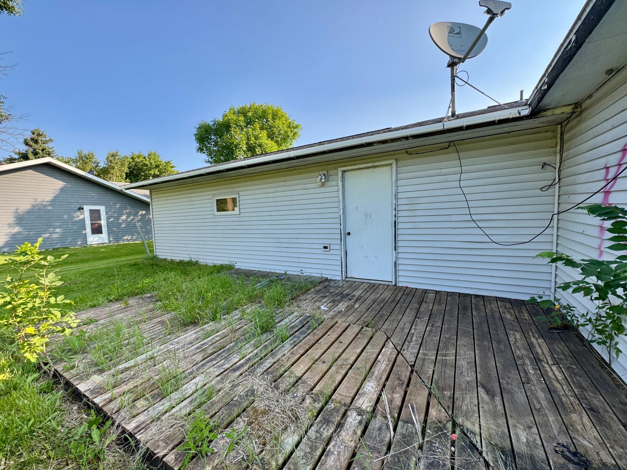 1987 single family home for sale at 233 Oak Road in Warroad, MN — 3 bed, 2 bath (photo 6 of 11)