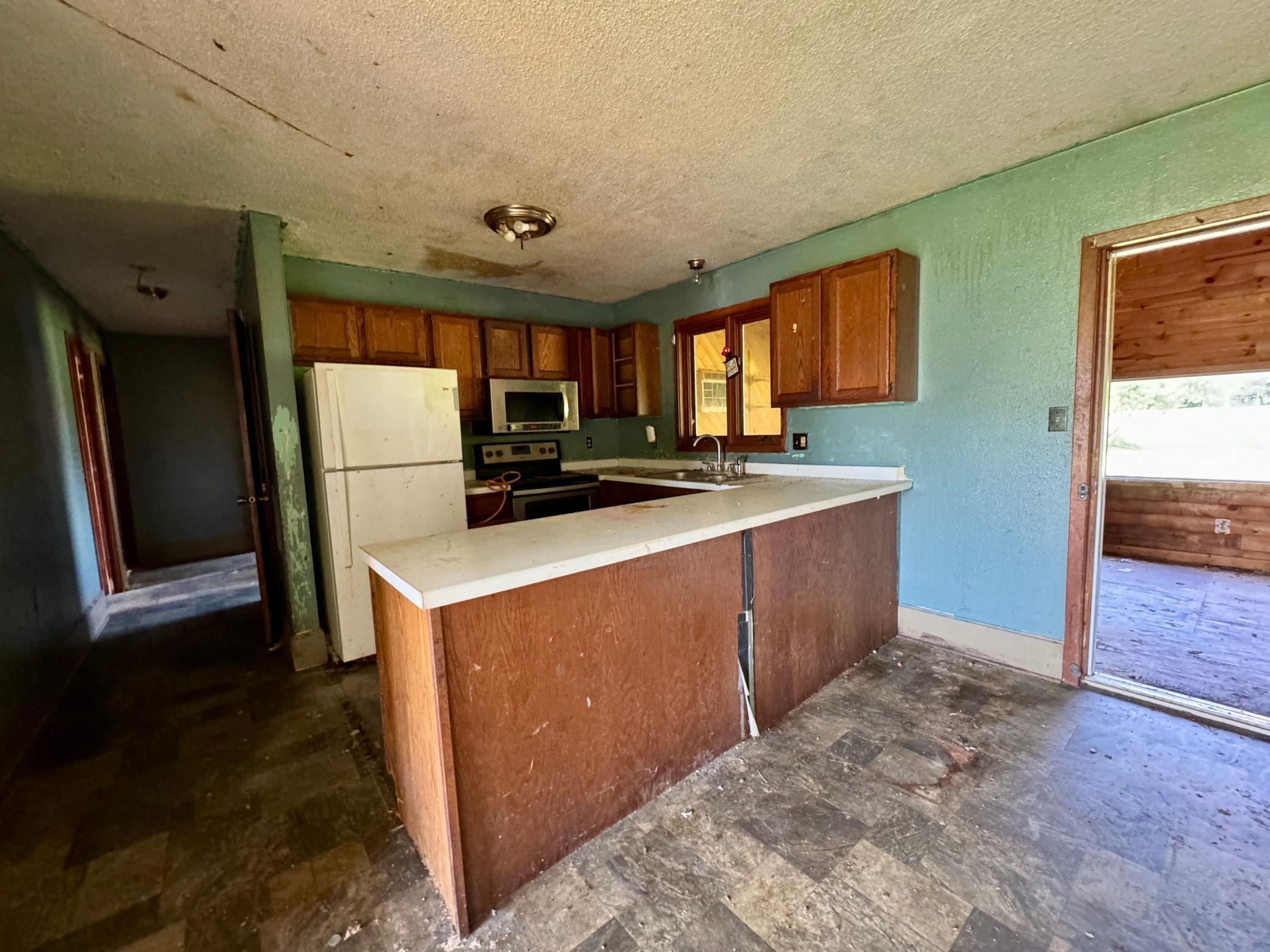 1987 single family home for sale at 233 Oak Road in Warroad, MN — 3 bed, 2 bath (photo 7 of 11)