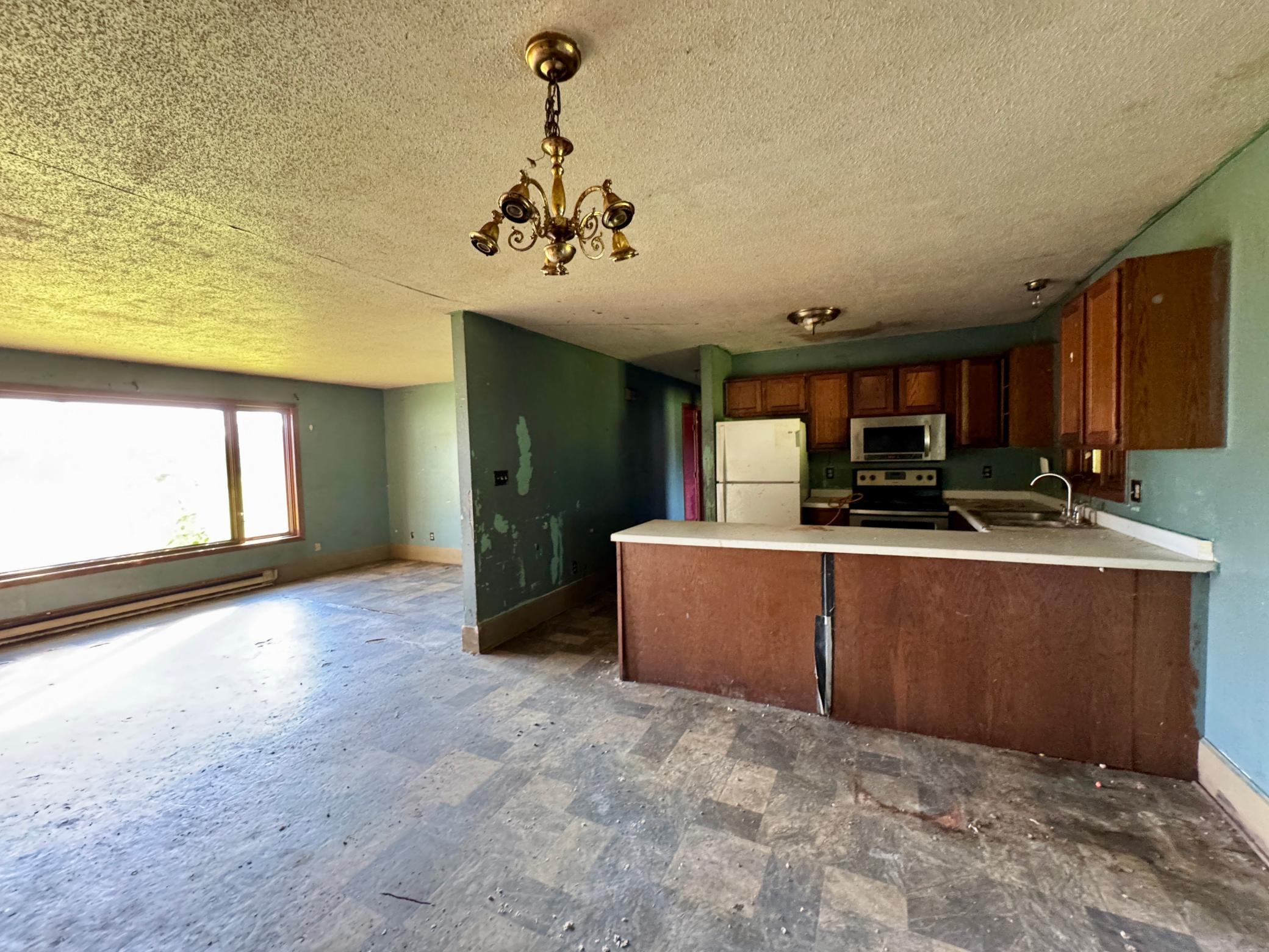 1987 single family home for sale at 233 Oak Road in Warroad, MN — 3 bed, 2 bath (photo 8 of 11)