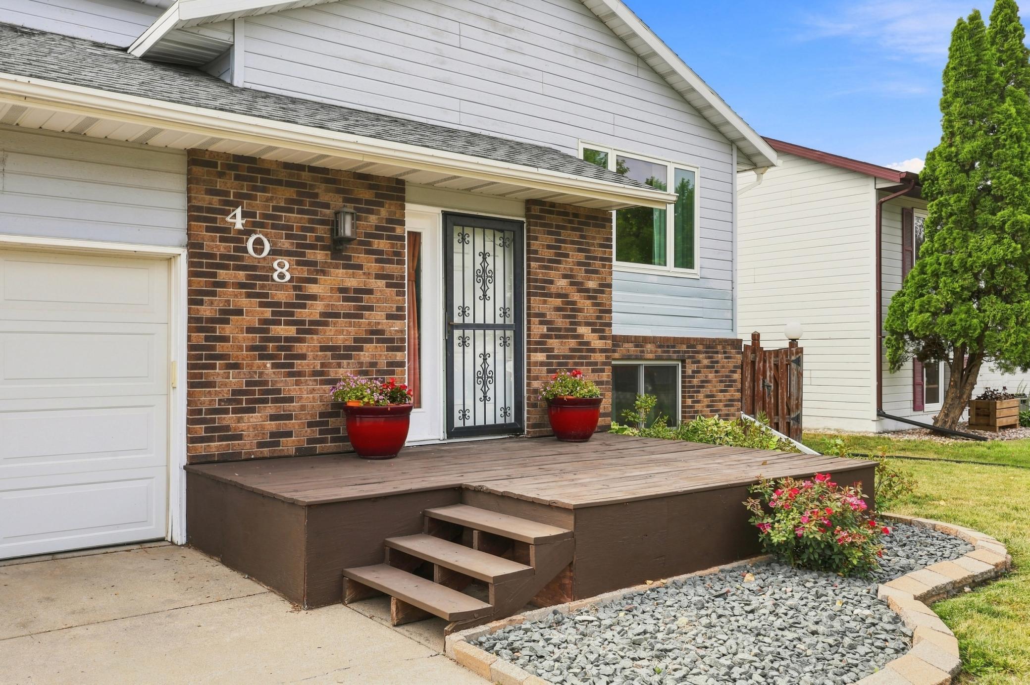 1985 single family home for sale at 408 19th Street E in West Fargo, ND — 4 bed, 2 bath (photo 2 of 25)