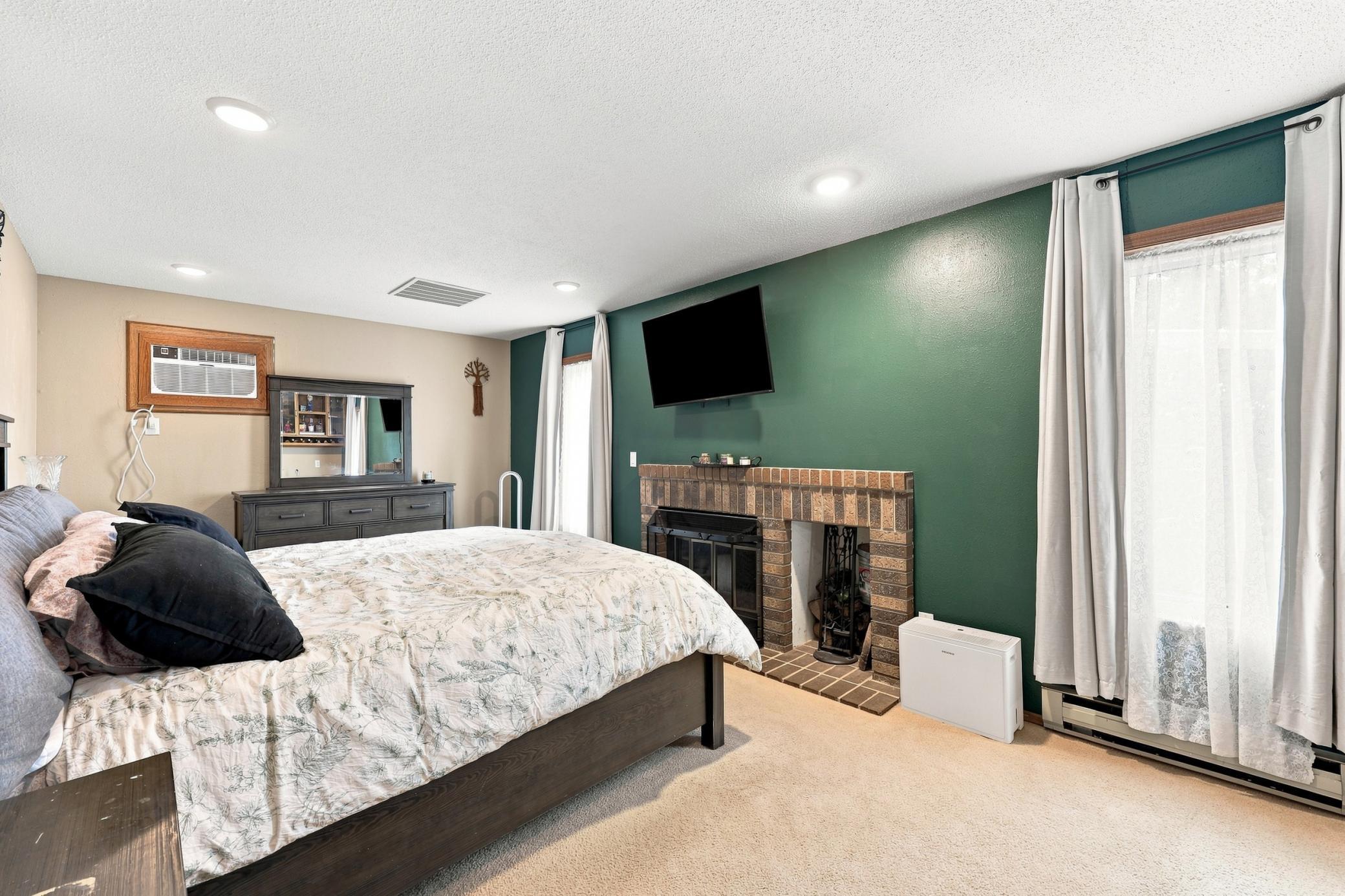 1985 single family home for sale at 408 19th Street E in West Fargo, ND — 4 bed, 2 bath (photo 11 of 25)