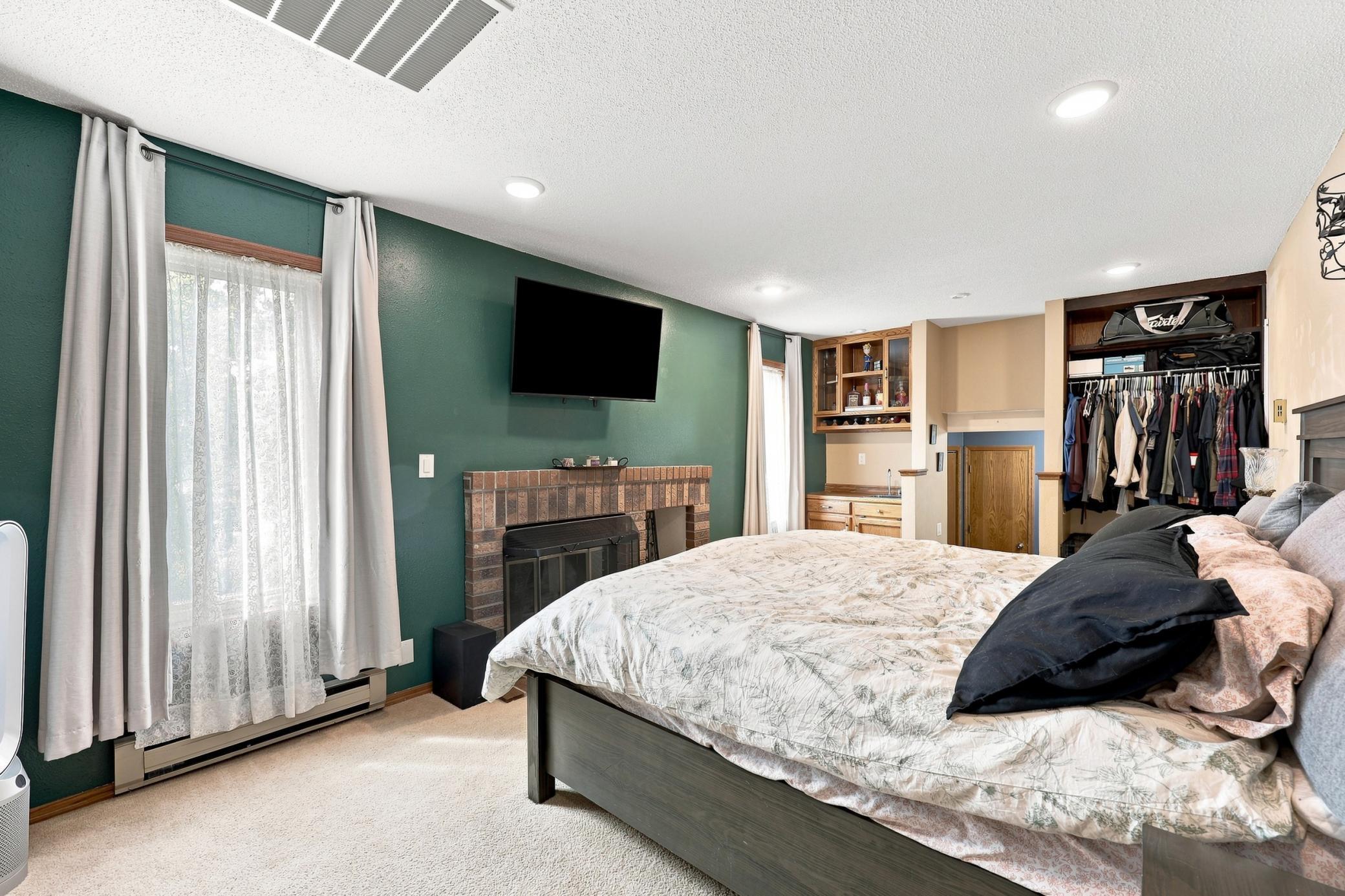 1985 single family home for sale at 408 19th Street E in West Fargo, ND — 4 bed, 2 bath (photo 12 of 25)