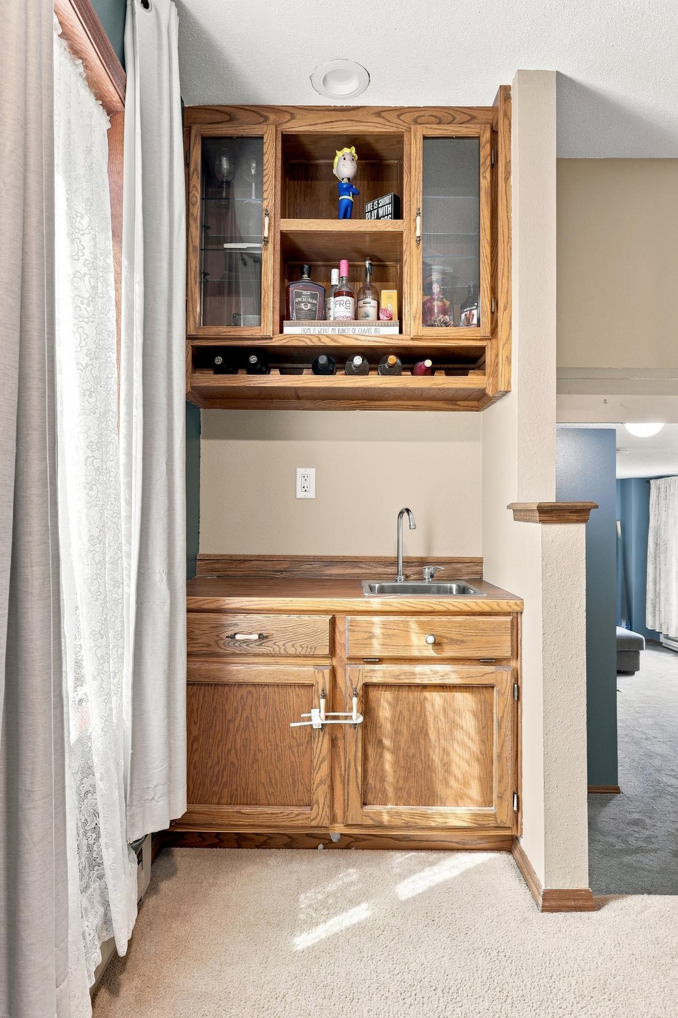 1985 single family home for sale at 408 19th Street E in West Fargo, ND — 4 bed, 2 bath (photo 13 of 25)