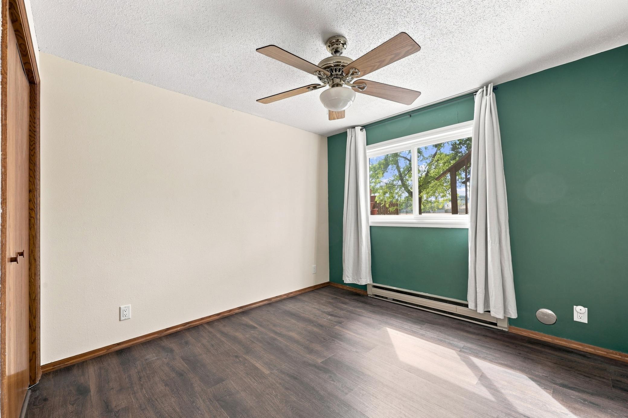 1985 single family home for sale at 408 19th Street E in West Fargo, ND — 4 bed, 2 bath (photo 15 of 25)