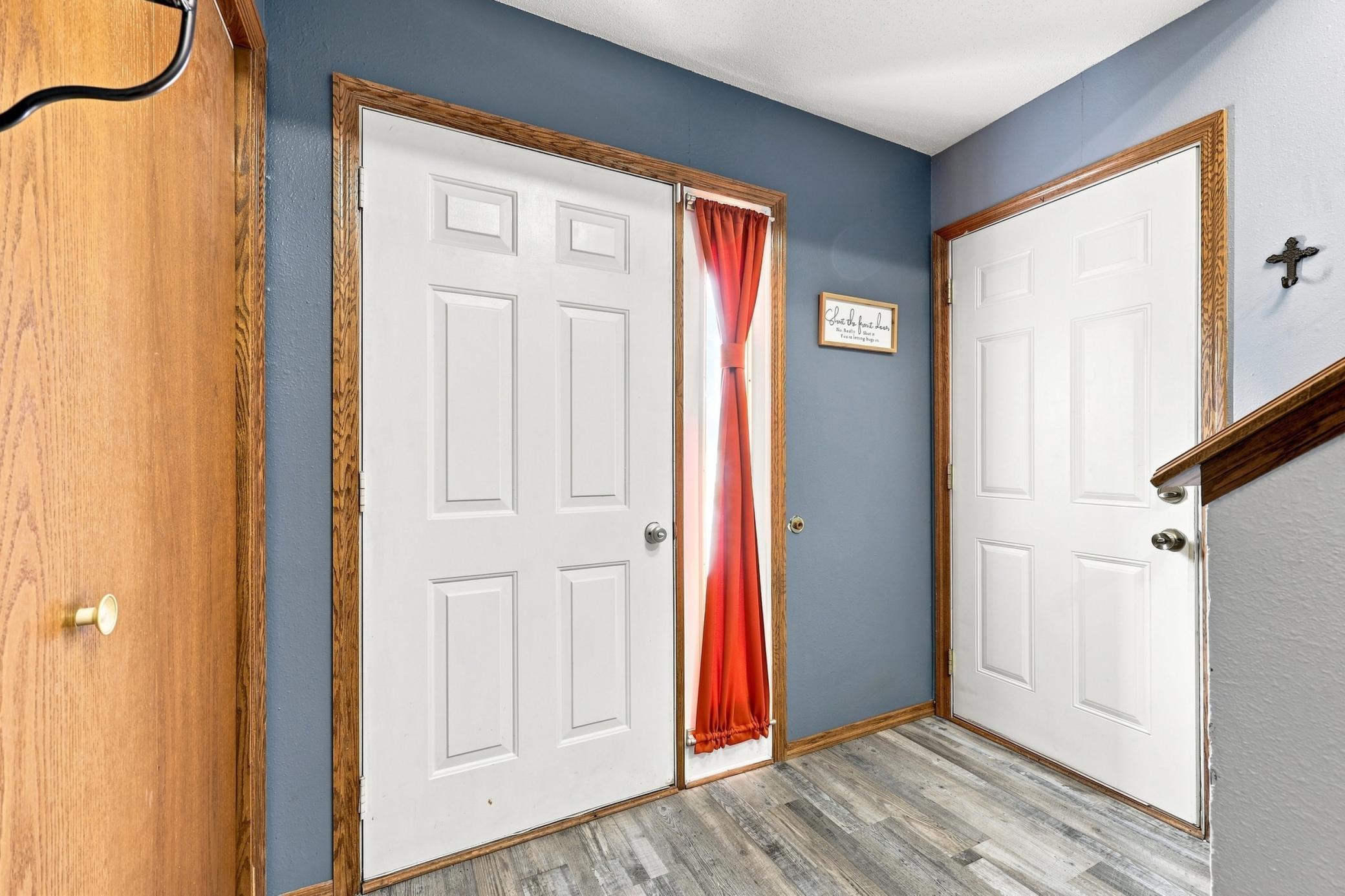 1985 single family home for sale at 408 19th Street E in West Fargo, ND — 4 bed, 2 bath (photo 3 of 25)