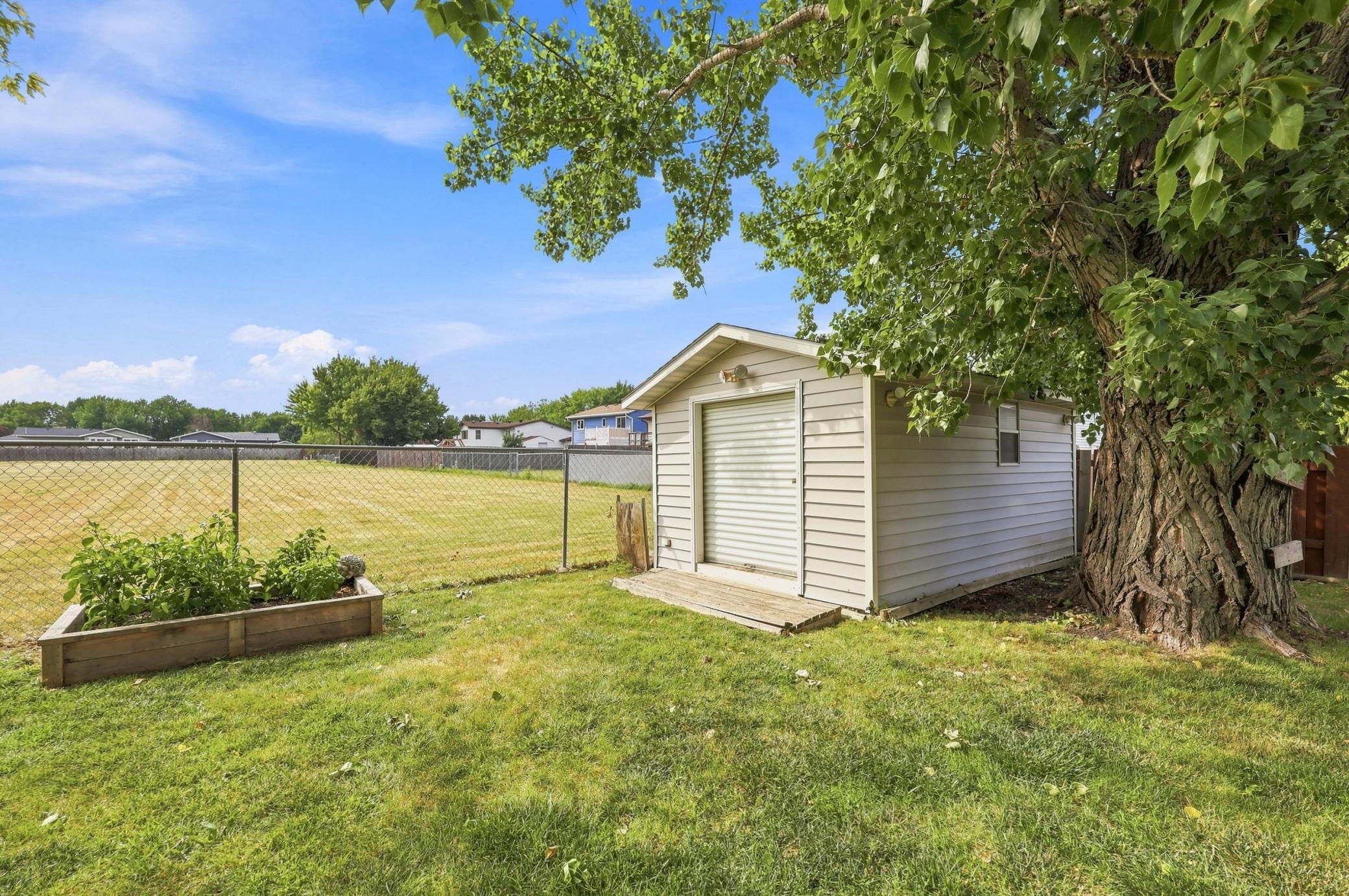 1985 single family home for sale at 408 19th Street E in West Fargo, ND — 4 bed, 2 bath (photo 23 of 25)